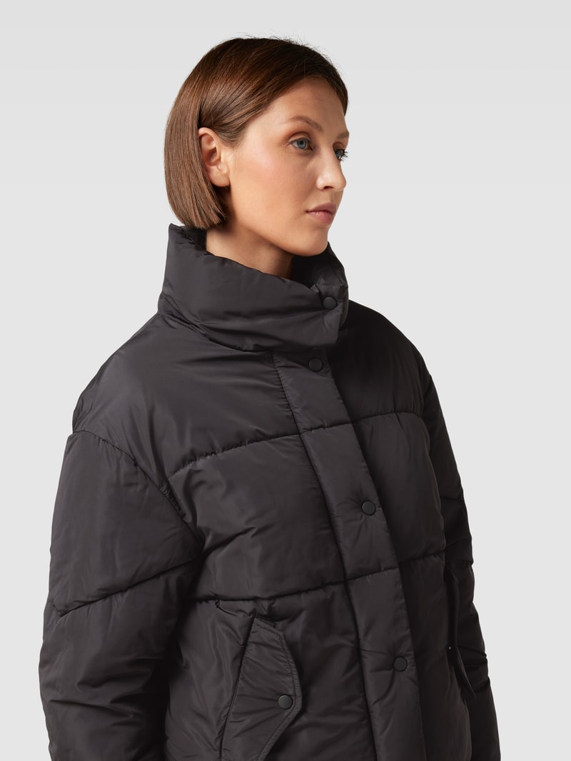 Steppjacke mit Stehkragen in schwarz