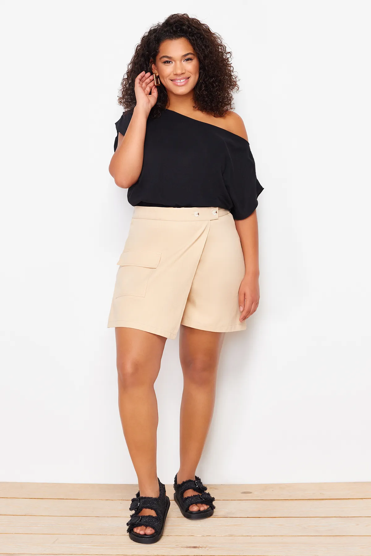 Trendyol Curve  Schwarze gewebte Bluse mit U-Boot-Ausschnitt TBBSS24AF00038