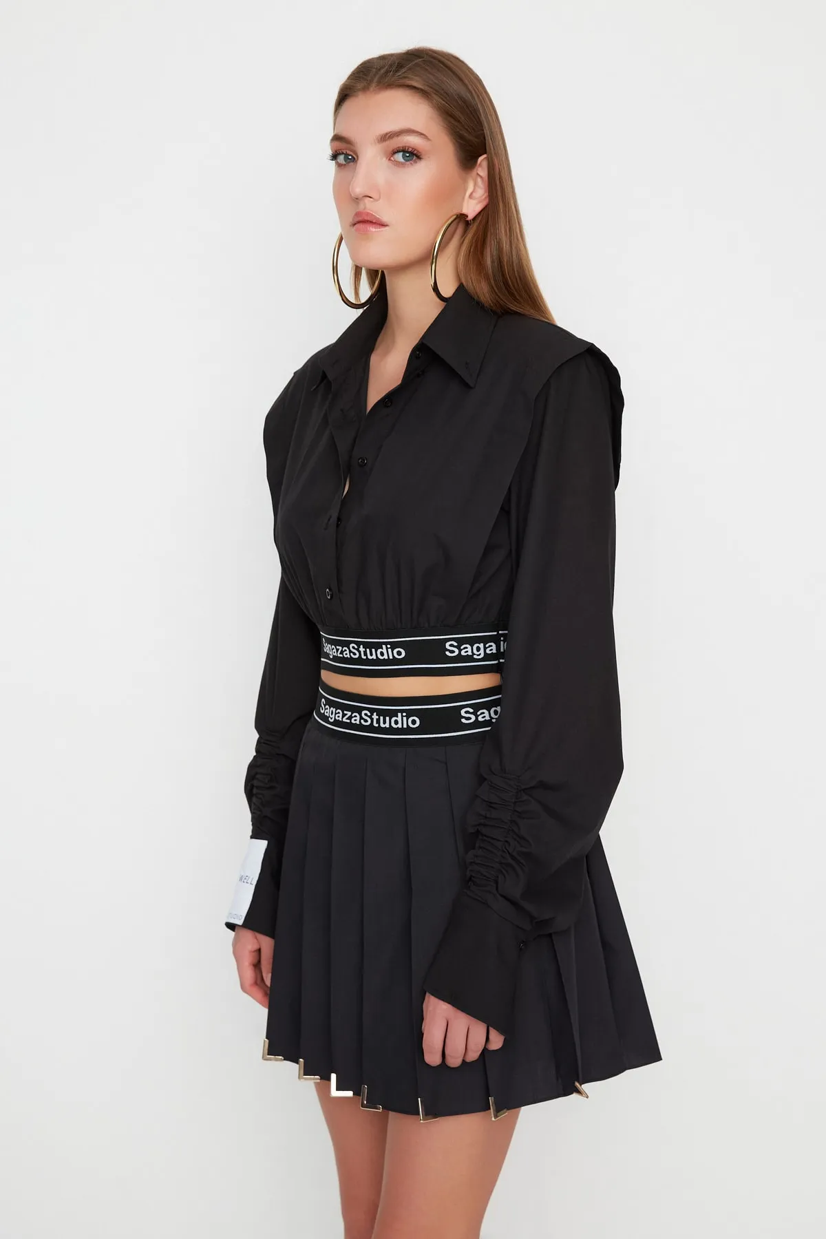 Trendyol Collection  Schwarzes, bauchfreies Hemd mit Details