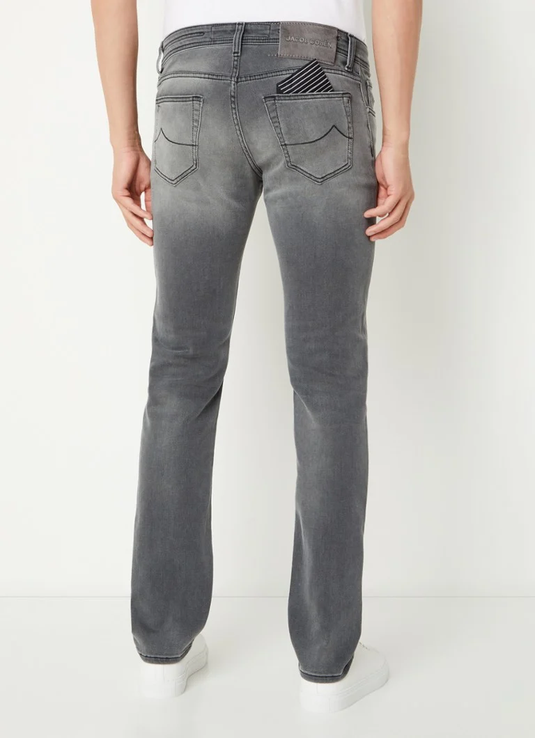 Blugi slim fit Nick de la Jacob Cohen, cu efect uzat.