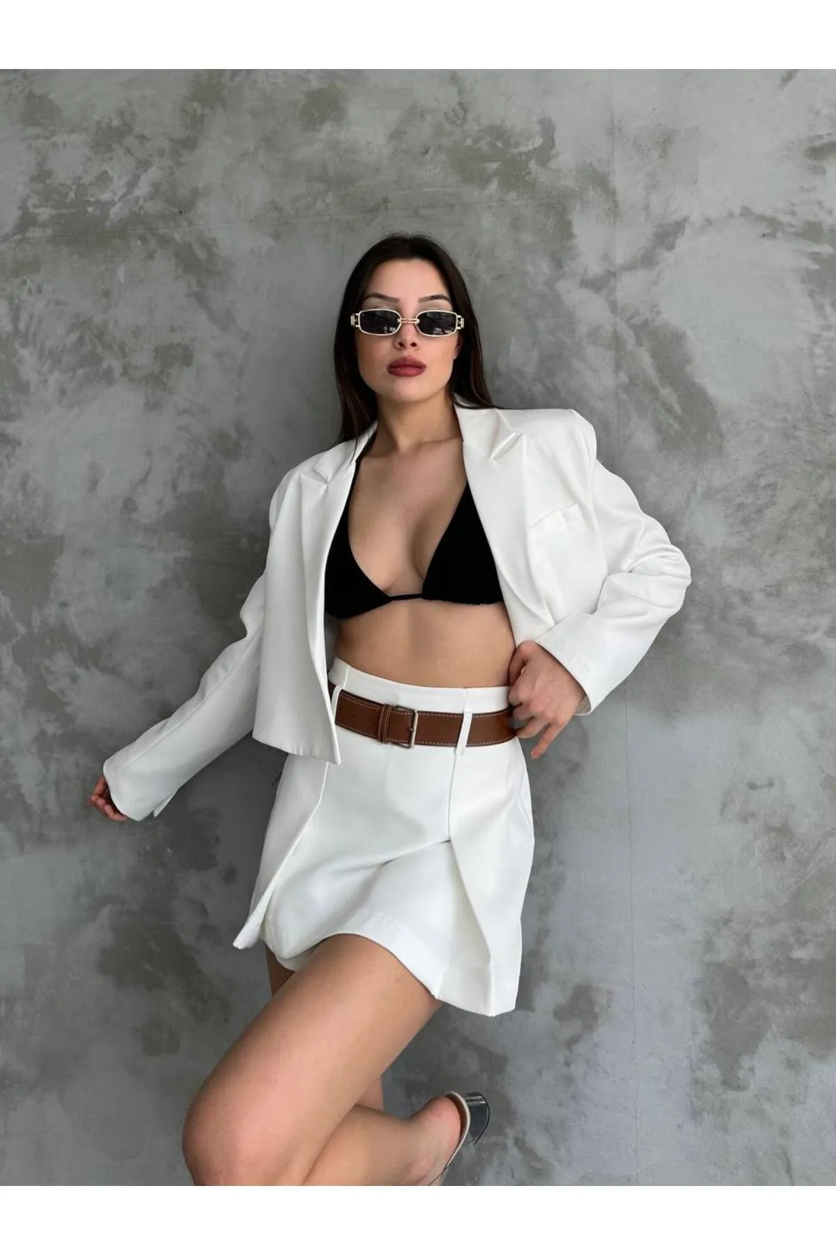 Laluvia  Ecrufarbenes Set aus Jacke und Rock mit zweireihigem Kragen und Gürtel