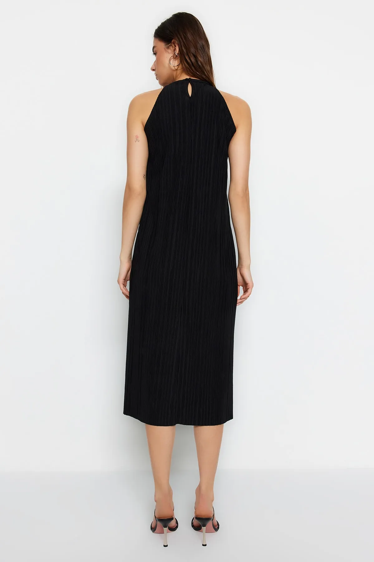 Trendyol Collection  Schwarzes Etuikleid/einfarbiges, ärmelloses Midi-Strickkleid mit Falten TWOSS23EL00752