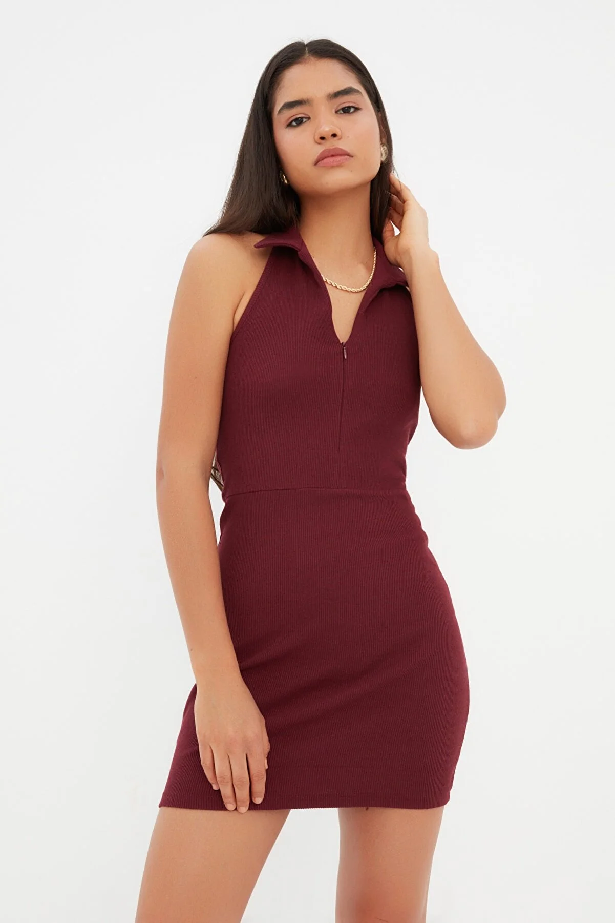 Trendyol Collection  Weinrotes, tailliertes Bleistiftkleid mit Polokragen und Mini-Rippung aus flexiblem Strick TWOSS22EL1981