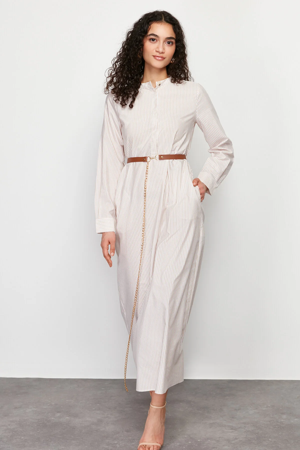 Trendyol Modest  Beige gestreiftes, gewebtes Kleid mit Gürtel TCTSS24EB00171