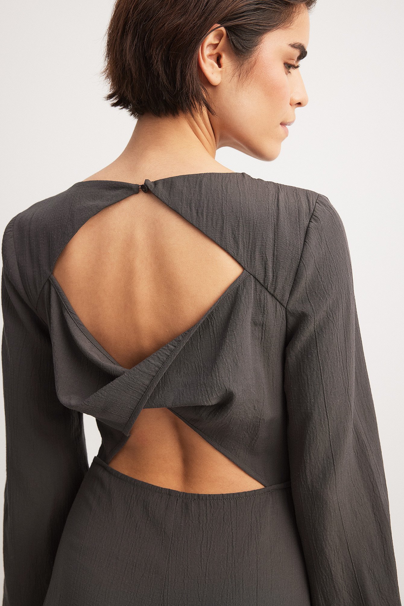 Strukturiertes Mélange-Kleid mit offenem Rücken