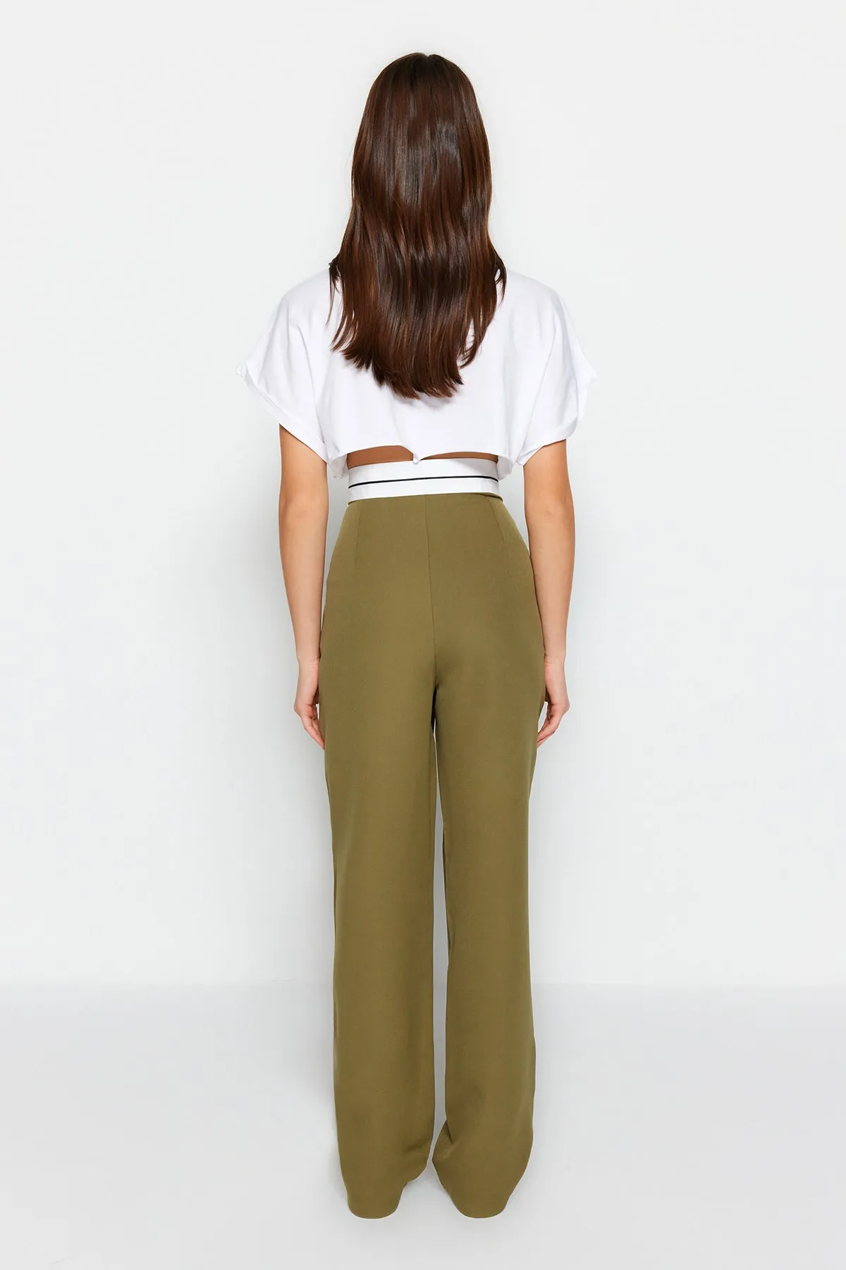Trendyol Collection  Khakifarbene, gewebte Hose mit weitem Bein und hoher Taille und Gürteldetail TWOSS23PL00150