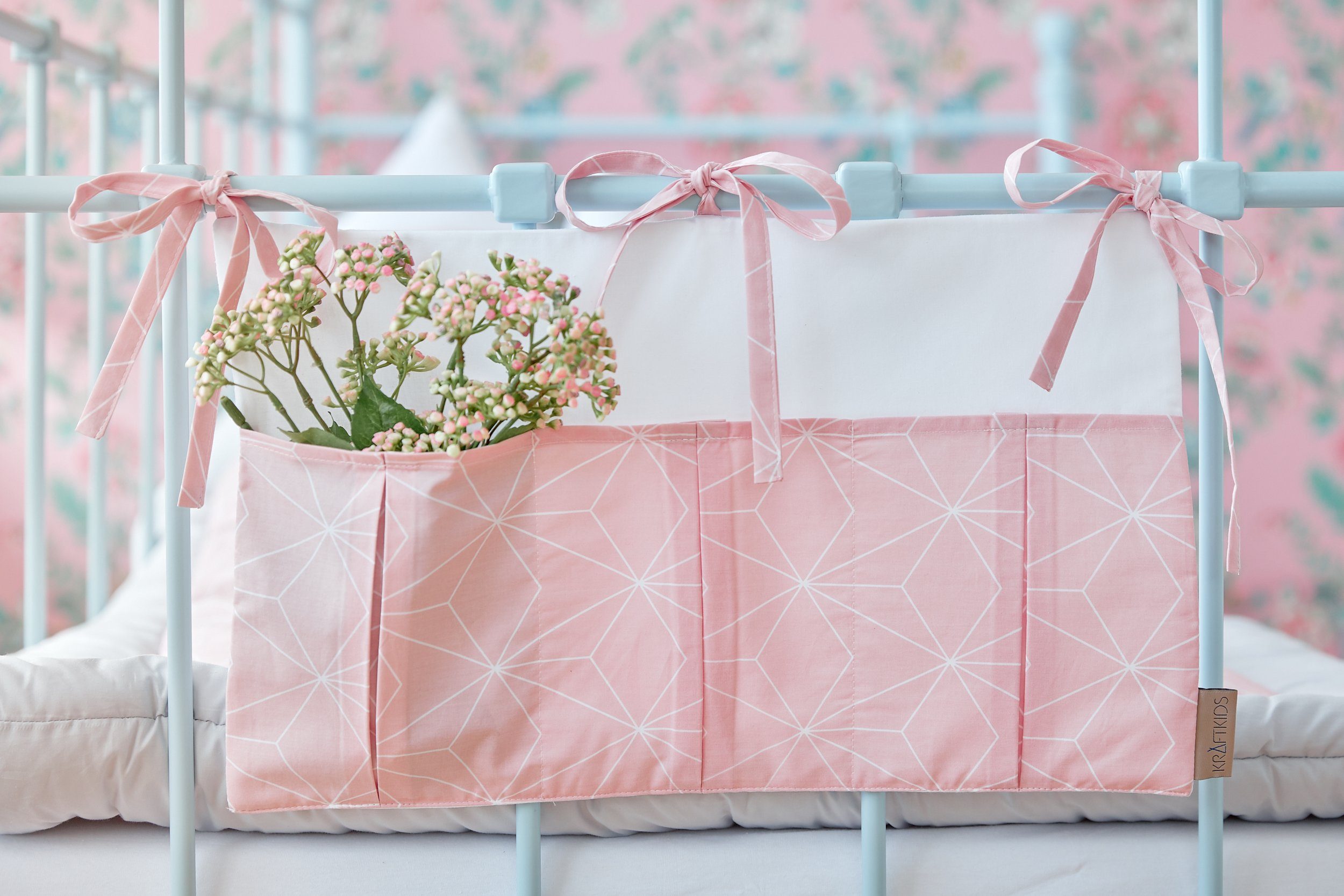 KraftKids Betttasche weiße dünne Diamante auf Altrosa, mit drei Fächern, innen mit Polyestervlies versteift