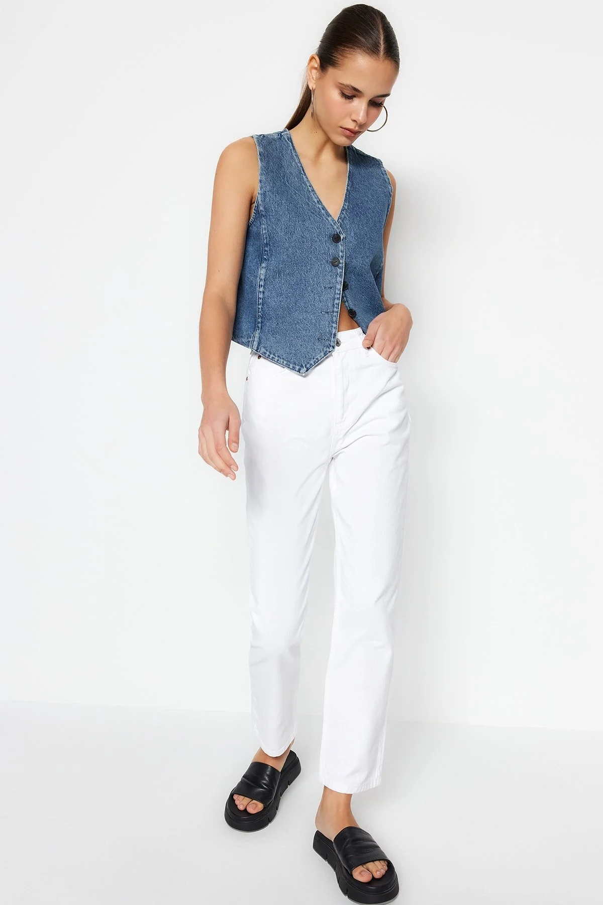 Trendyol Collection  Weiße gerade Jeans mit hoher Taille TWOSS23JE00235