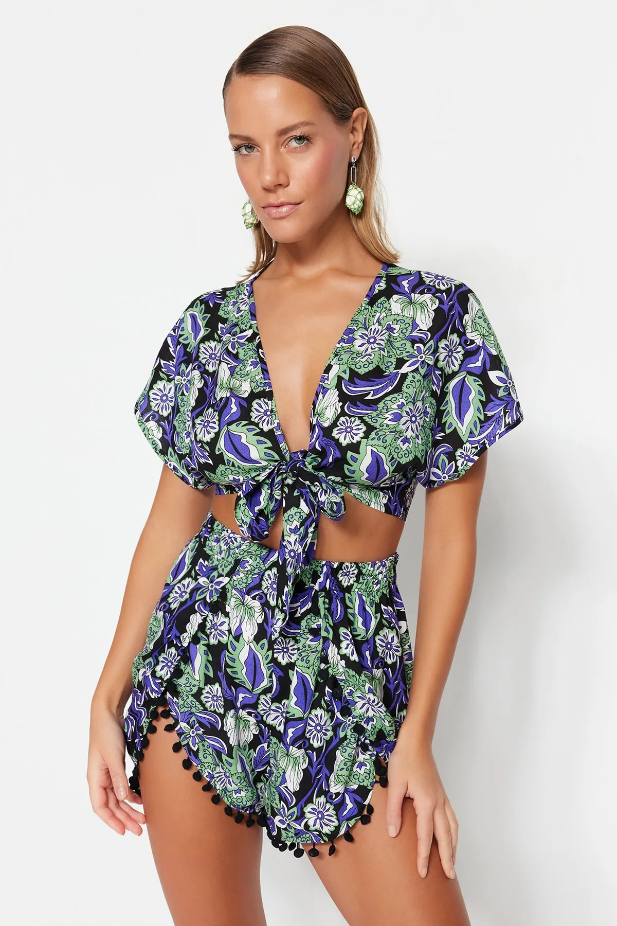 Trendyol Collection  Set aus Bluse und Shorts mit Blumenmuster, gewebten Streifen und Zubehör TBESS19BB0257