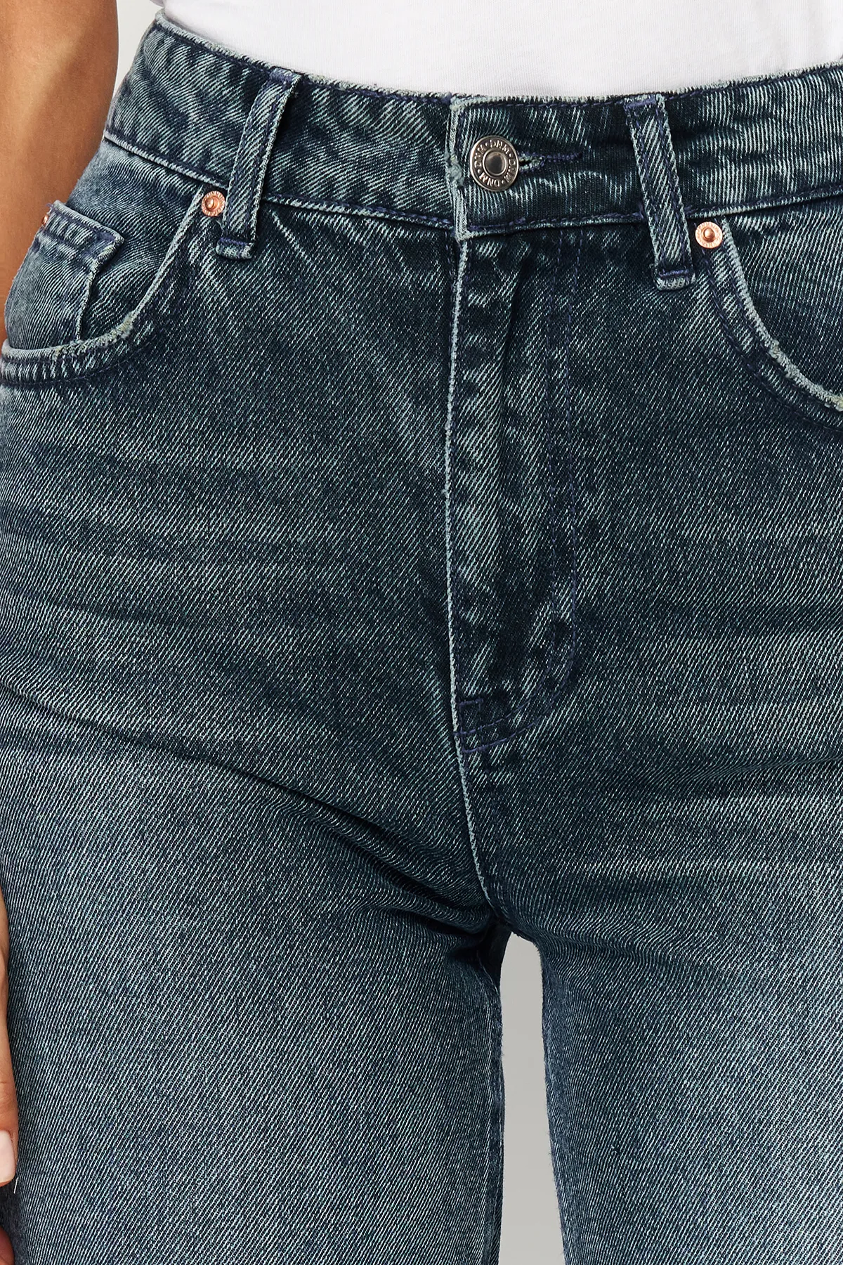 Trendyol Collection  Dunkelblaue Vintage-Jeans mit hoher Taille und weitem Bein und verblasstem Effekt TWOSS24JE00080