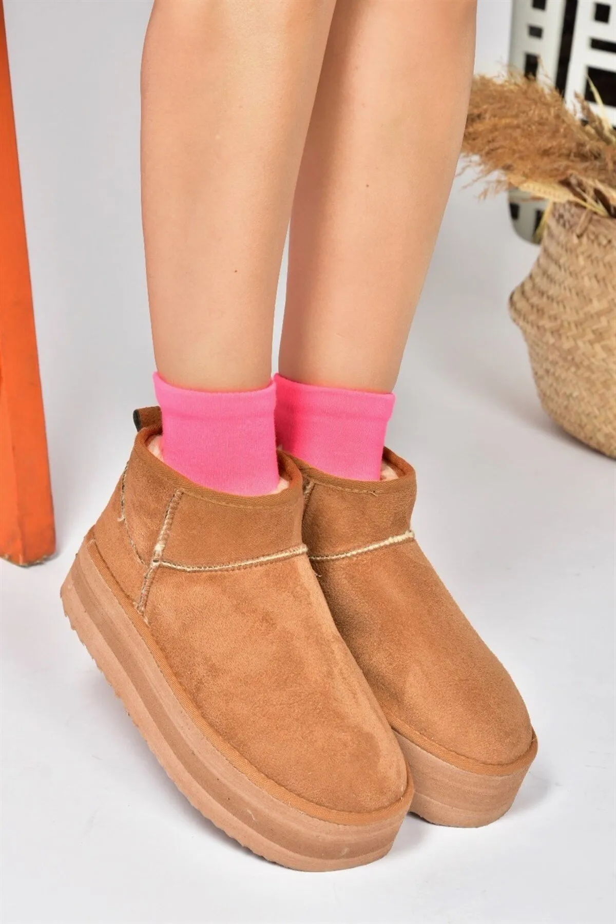 Fox Shoes  Halbhohe Damenstiefel aus braunem Wildleder mit dicken Sohlen und Haaren auf der Innenseite N824509202