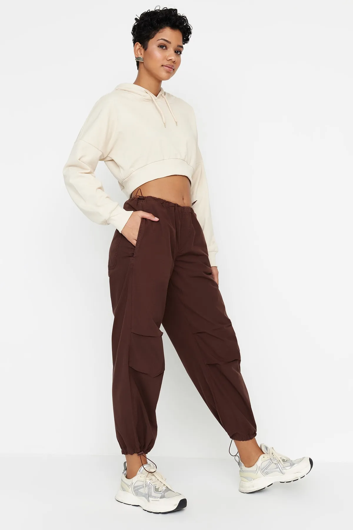 Trendyol Collection  Braune Stopper-Fallschirmhose mit normaler Taille TWOAW23JE00738