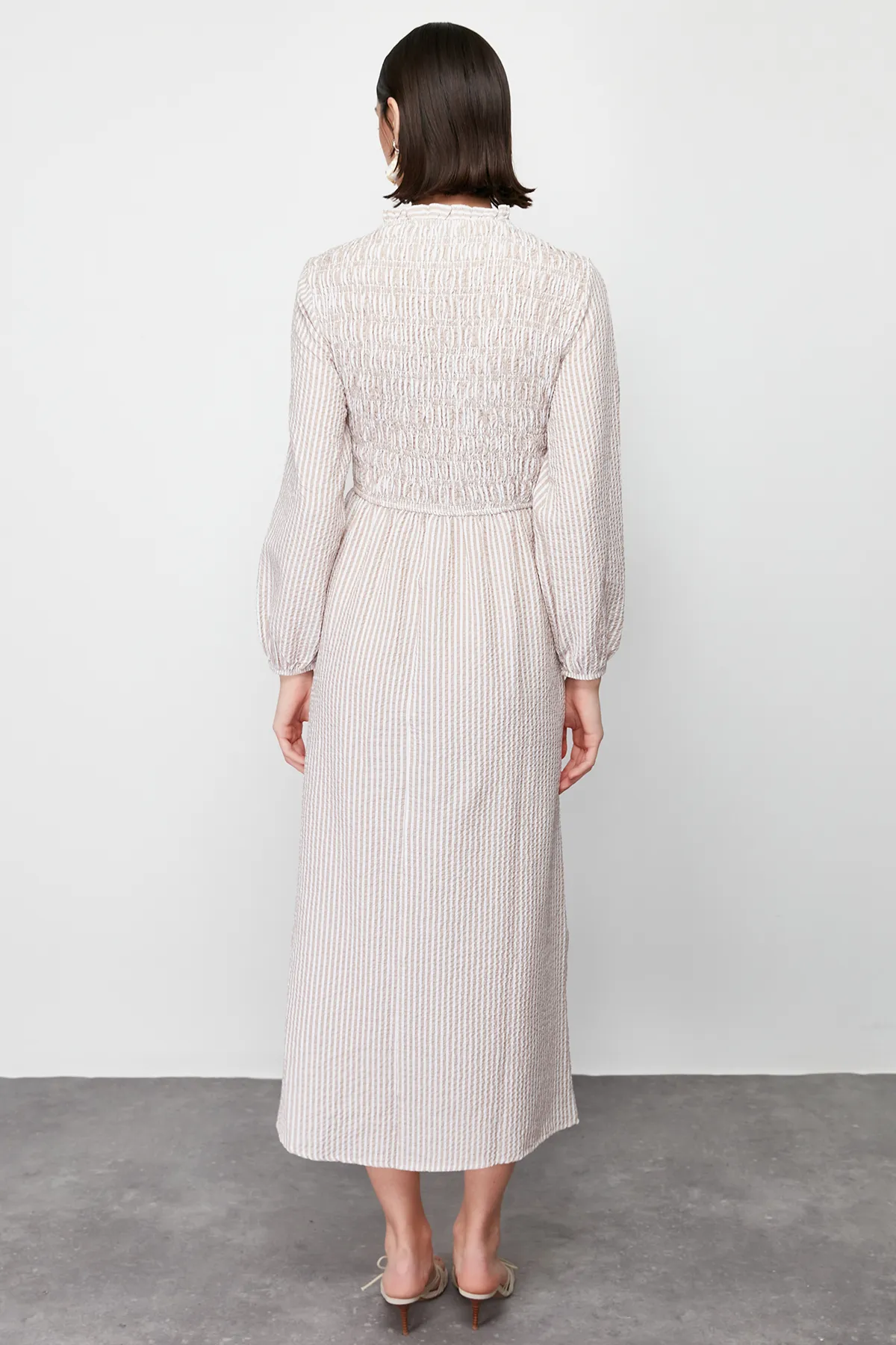 Trendyol Modest  Beige gestreiftes, detailliertes Gipe-Webkleid TCTSS24EB00082