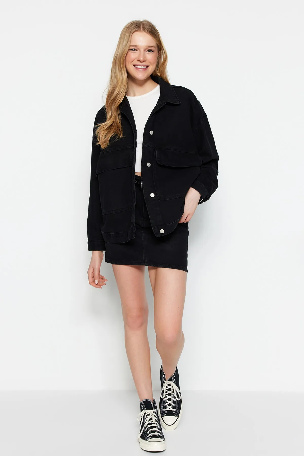 Trendyol Collection  Schwarze Oversize-Jeansjacke mit Taschendetail TWOSS23CE00021