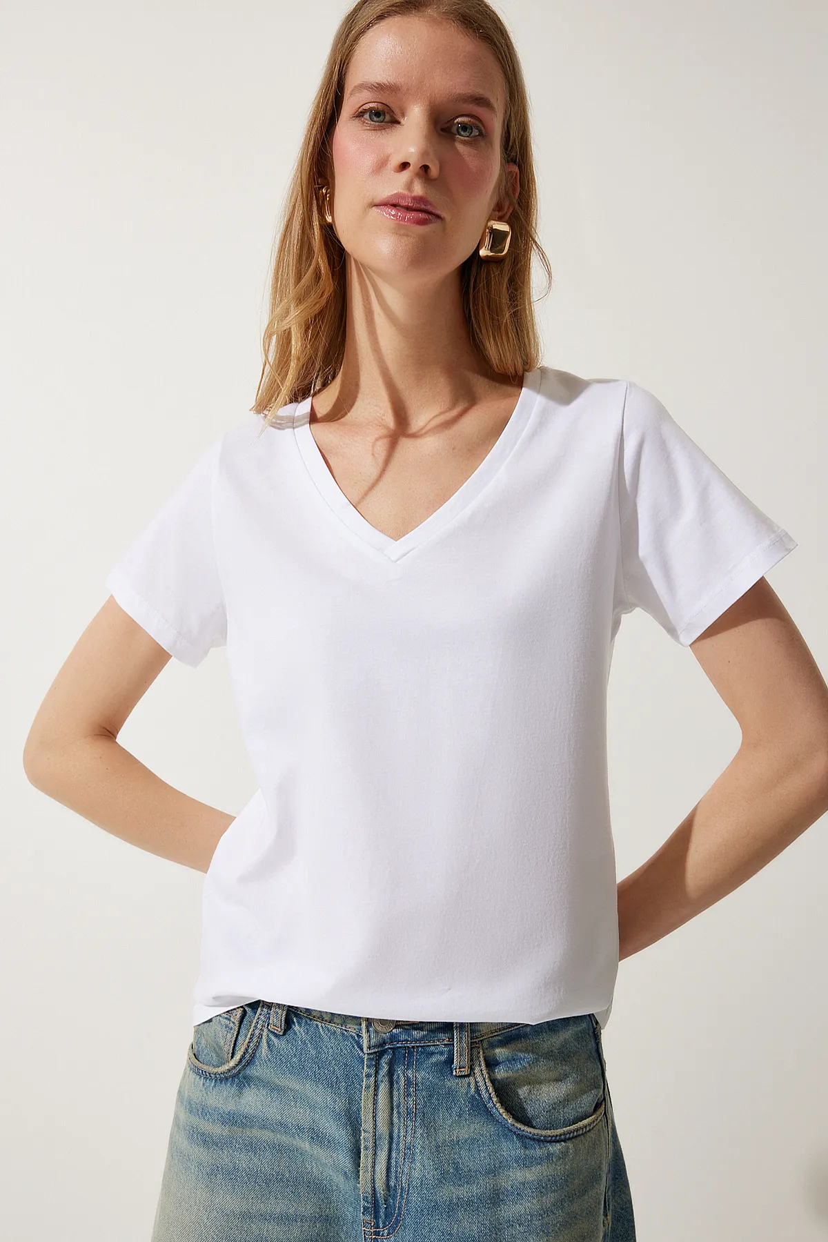 Happiness İstanbul  Weißes Basic-Strick-T-Shirt mit V-Ausschnitt für Damen UB00261