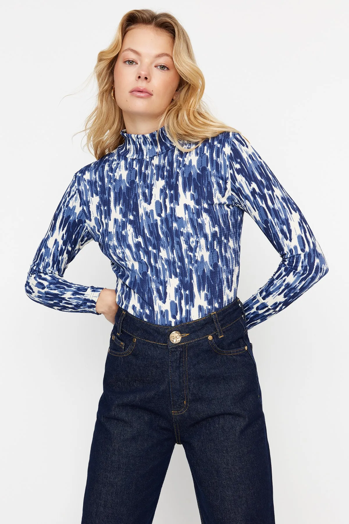 Trendyol Collection  Marineblauer bedruckter, taillierter, hochgeschlossener Langarmpullover/strukturierte Strickbluse TWOAW22BZ0256