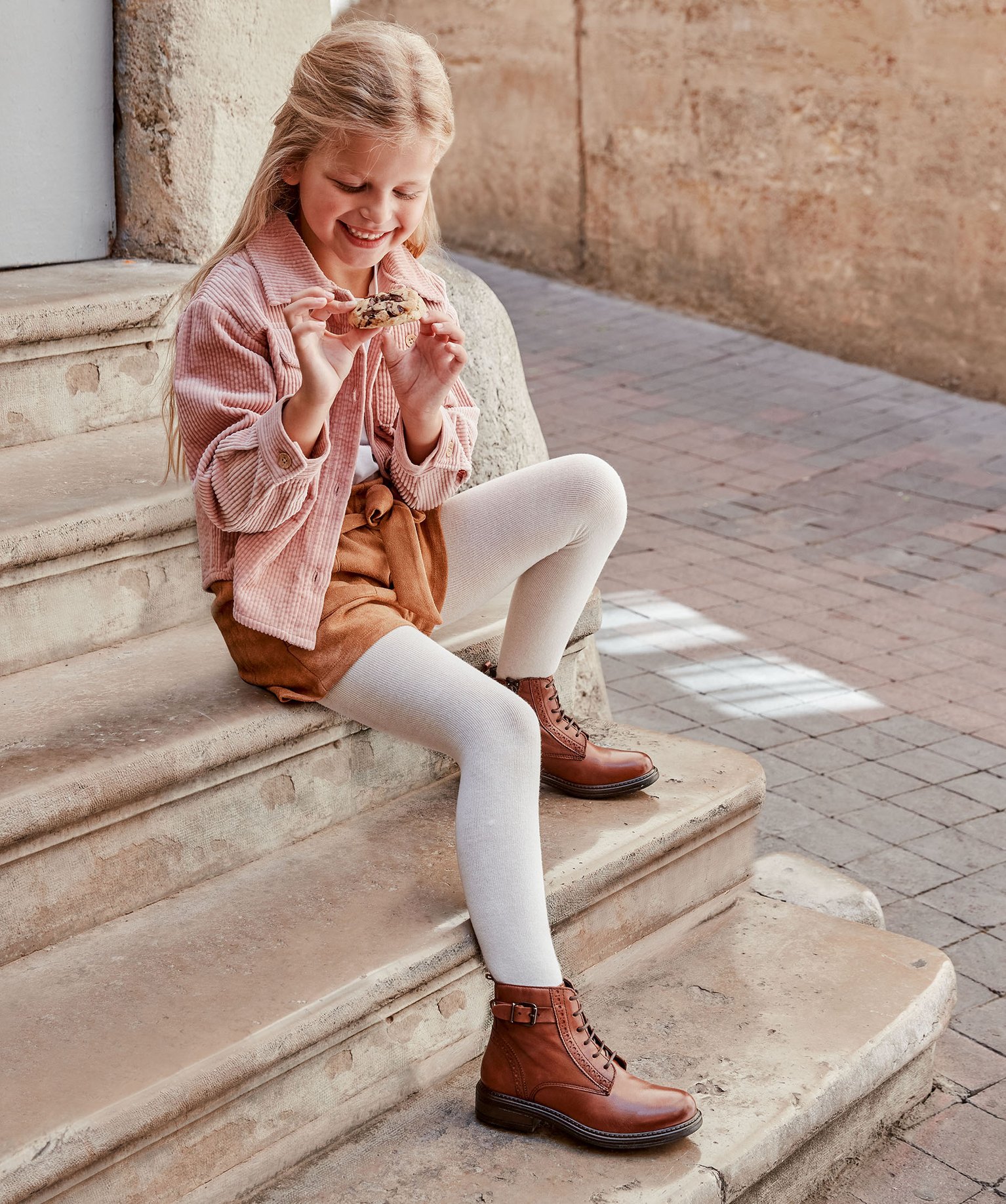 Boots fille zippées dessus cuir uni avec bordures perforées | GEMO