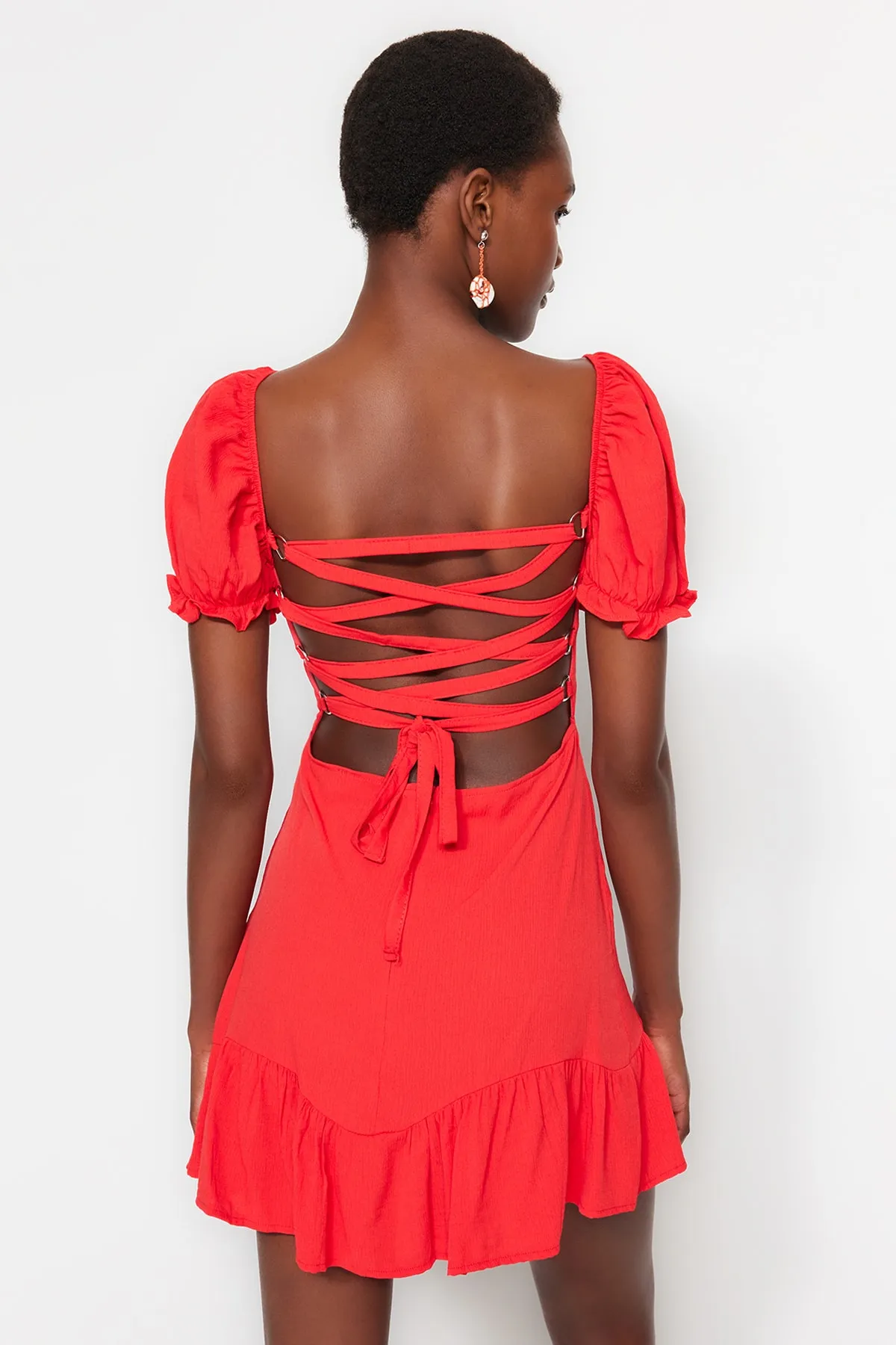 Trendyol Collection  Rotes, figurbetontes, drapiertes Mini-Strandkleid aus Webstoff TBESS23EL00052