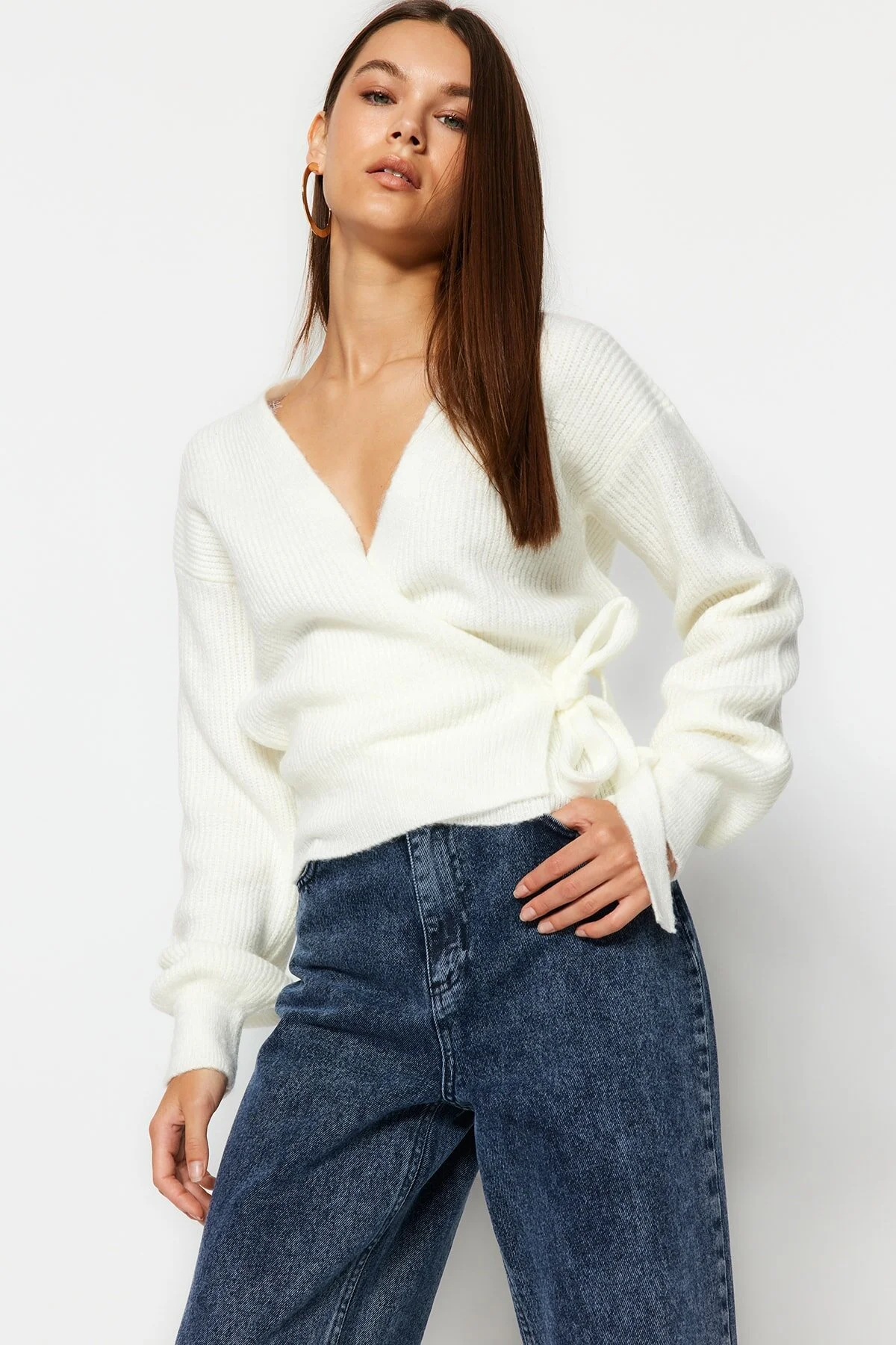 Trendyol Collection  Ecrufarbene, weich strukturierte Strickjacke mit V-Ausschnitt TWOAW24HI00282