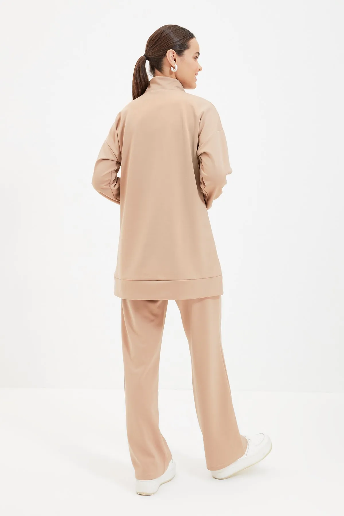 Trendyol Modest  Kamelfarbenes Strick-Trainingsanzug-Set mit Stehkragen TCTAW22EN0024
