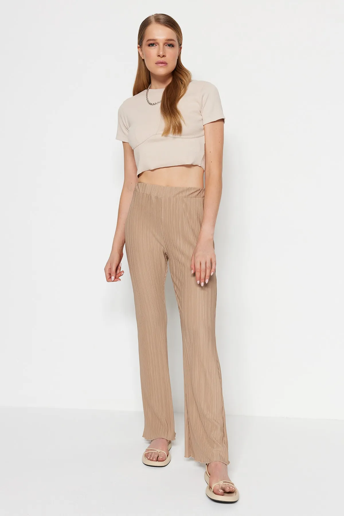 Trendyol Collection  Nerzfarbene, plissierte, ausgestellte/spanische Strickhose mit hoher Taille TWOSS23PL00115