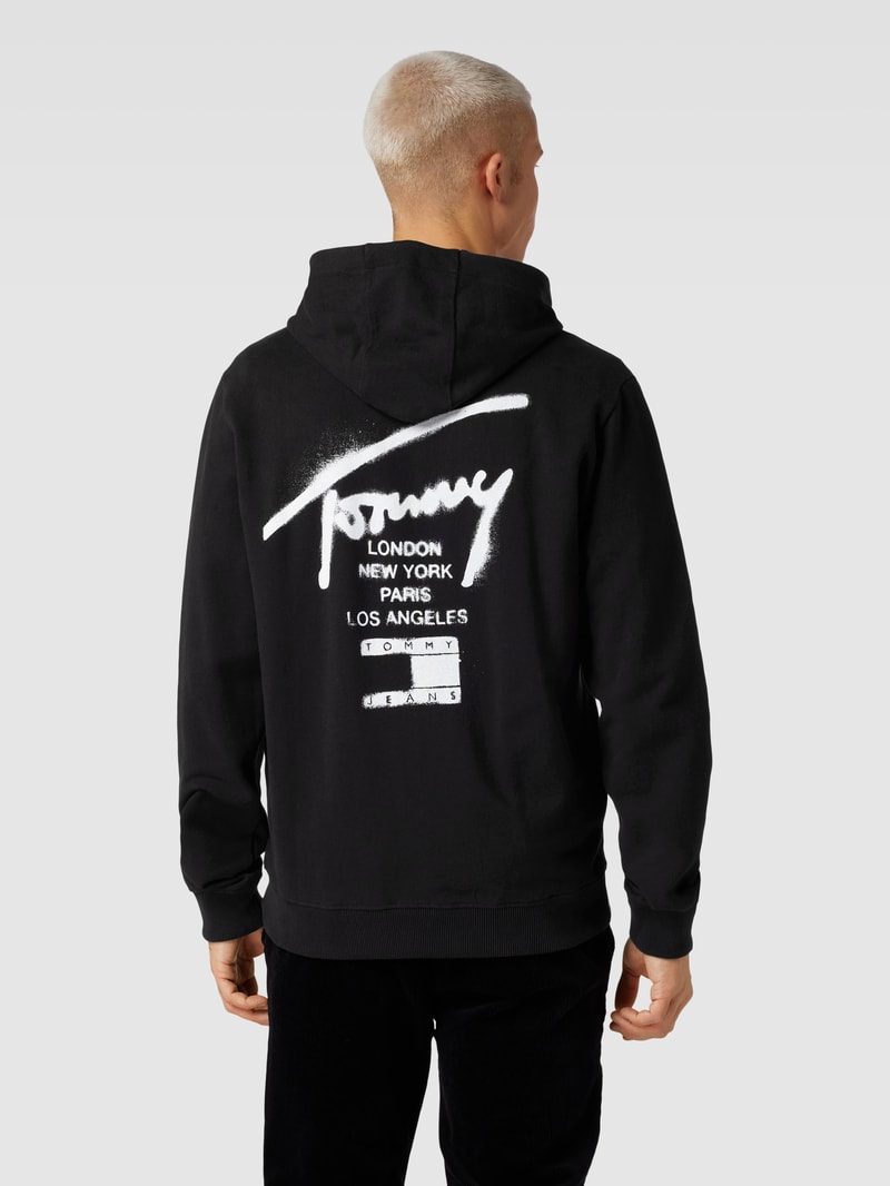 Sweatjacke mit Label-Print und Eingrifftaschen in schwarz