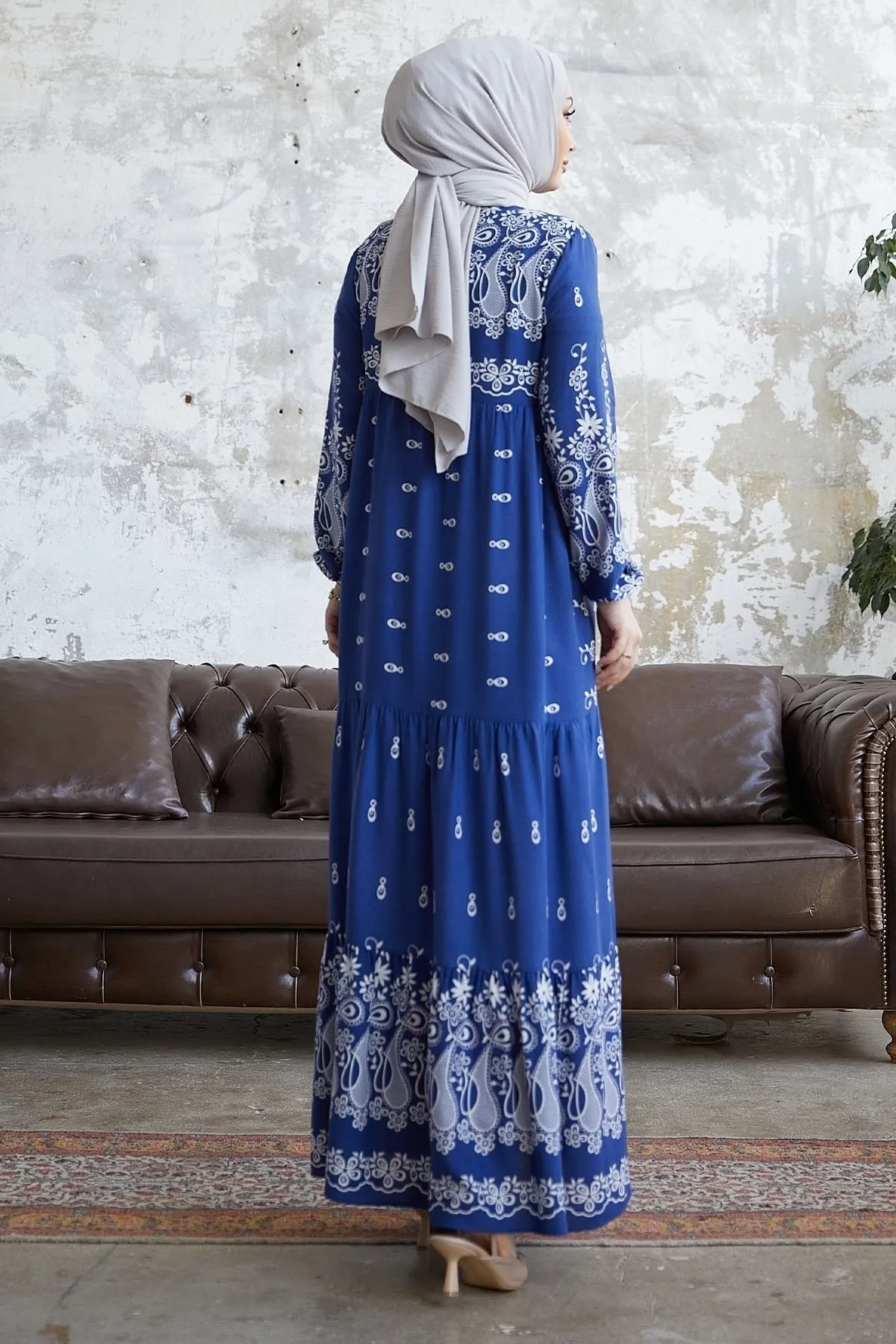 InStyle  Gemustertes Viskosekleid von Selva mit Quasten auf der Vorderseite – Indigo