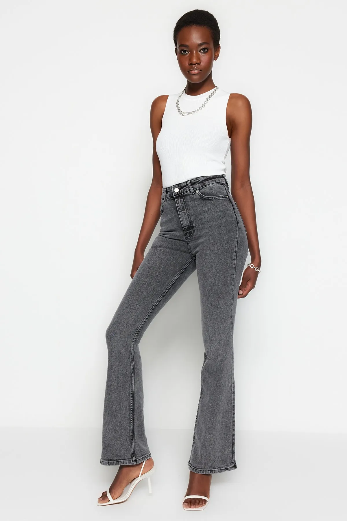 Trendyol Collection  Anthrazitfarbene Schlagjeans mit hoher Taille TWOSS23JE00066