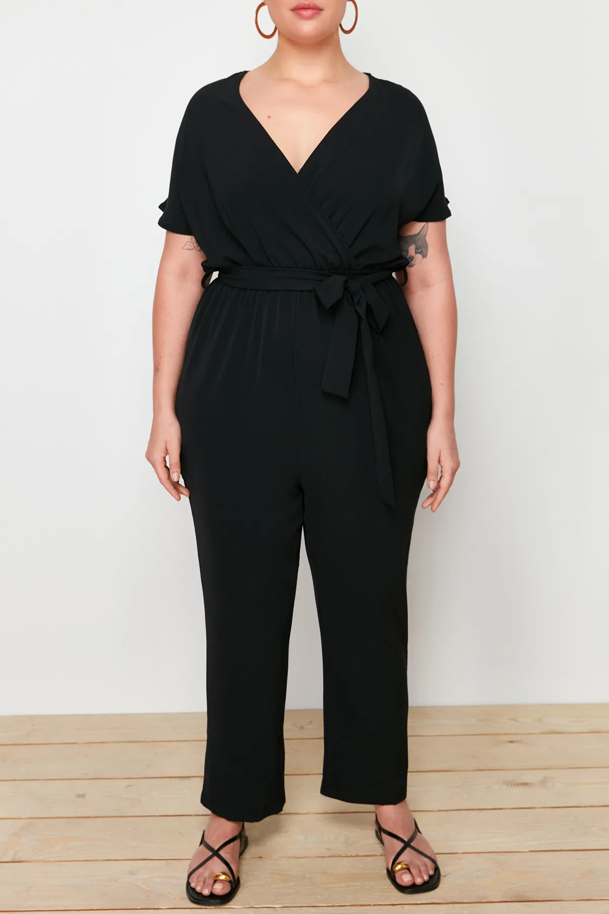 Trendyol Curve  Schwarzer Overall mit Gürtel TBSSS22TU0160