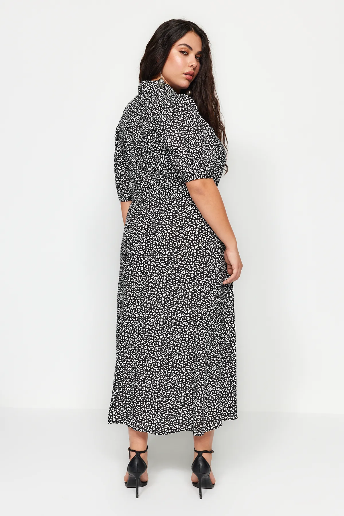 Trendyol Curve  Schwarzes, gemustertes, gewebtes Hemdblusenkleid mit Knöpfen vorne TBBSS22EL1607