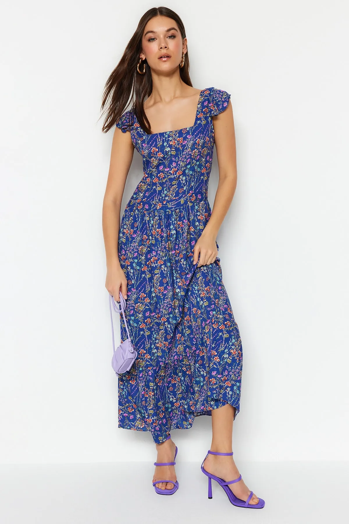 Trendyol Collection  Blaues A-Linien-Kleid aus gewebter Viskose mit Blumendruck und quadratischem Ausschnitt TWOSS20EL3331