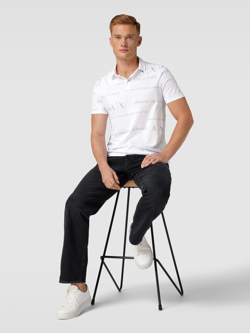 Poloshirt mit Allover-Label-Muster in weiß