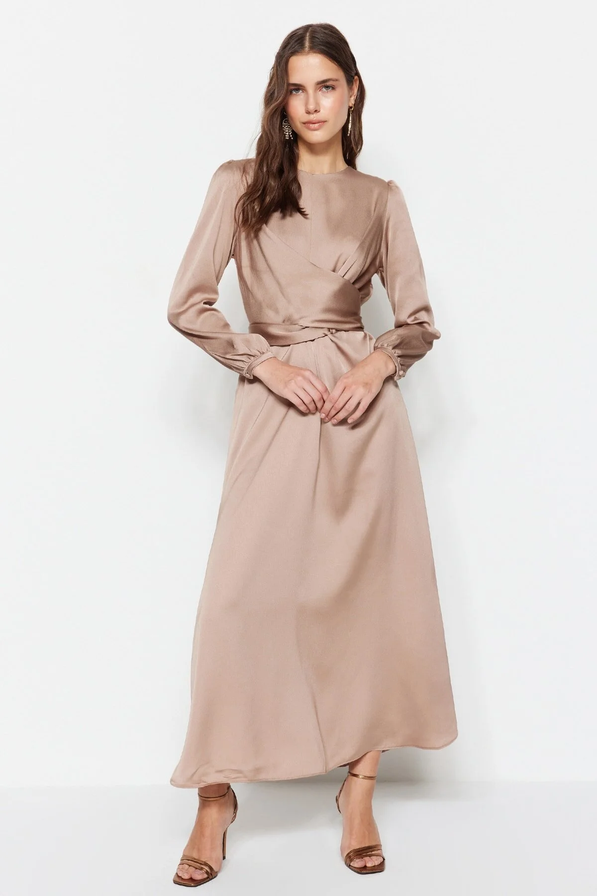 Trendyol Modest  Abendkleid aus Satin mit steinfarbenem Kreuz und Bindedetail TCTAW22EB0105