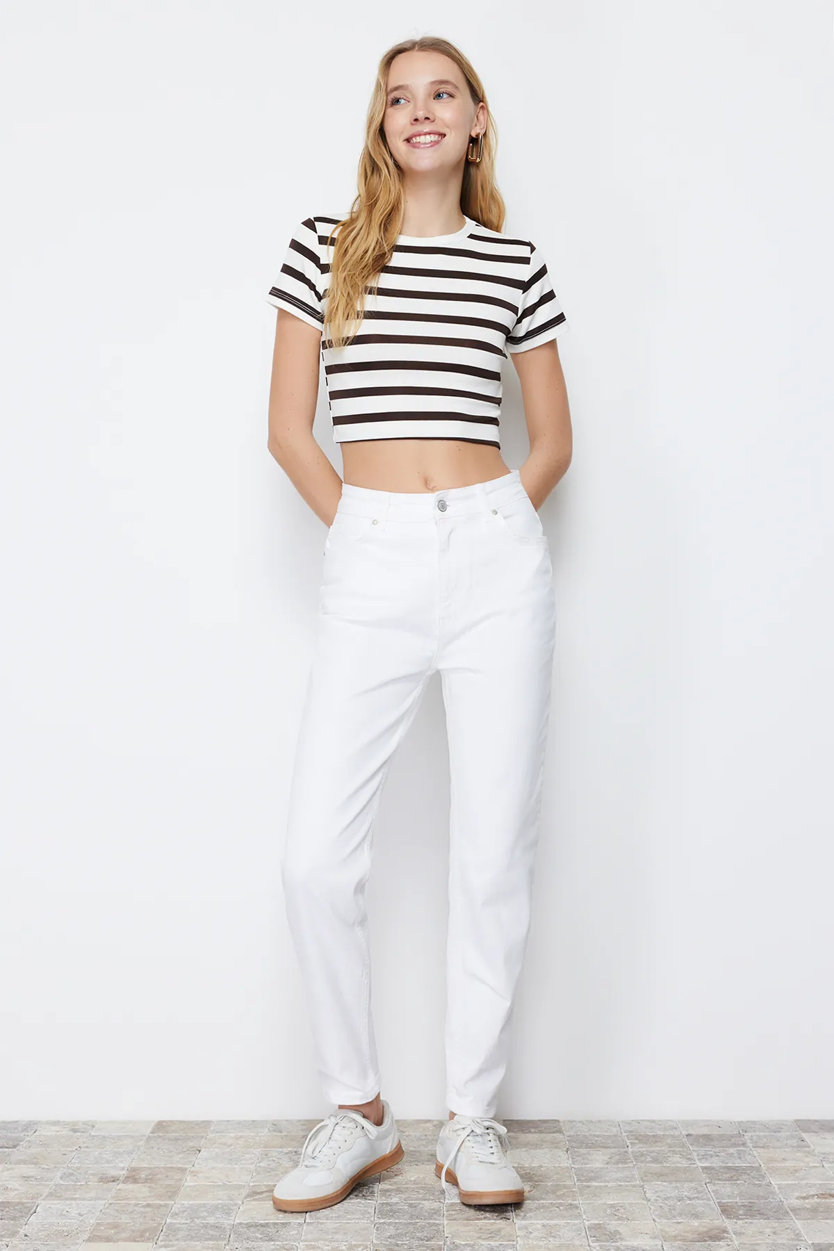 Trendyol Collection  Weiße, nachhaltigere Mom-Jeans mit hoher Taille TWOSS24JE00122