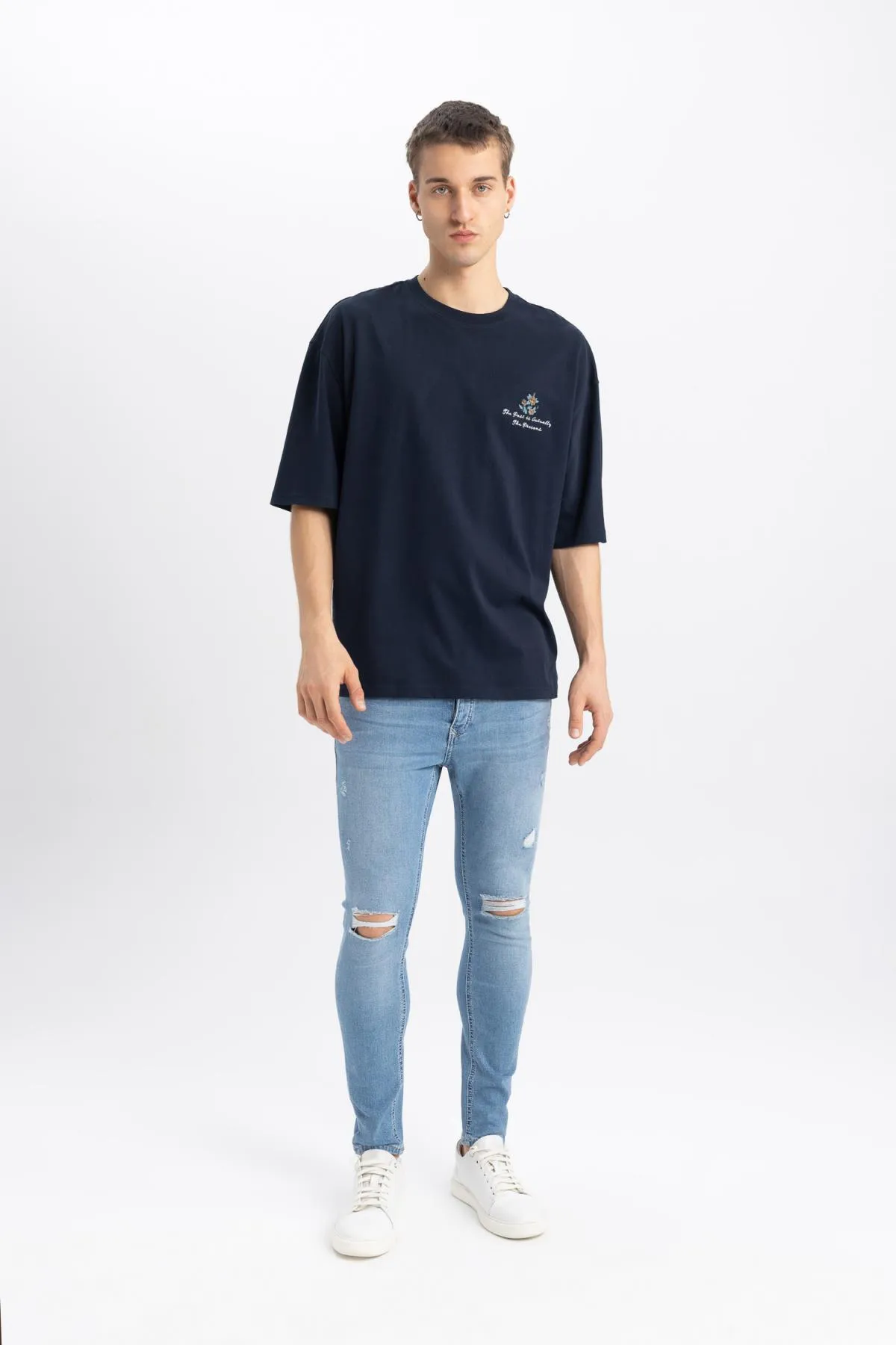 DeFacto  Locker geschnittenes, kurzärmliges T-Shirt mit Rundhalsausschnitt und Rückenaufdruck B4320ax24sp