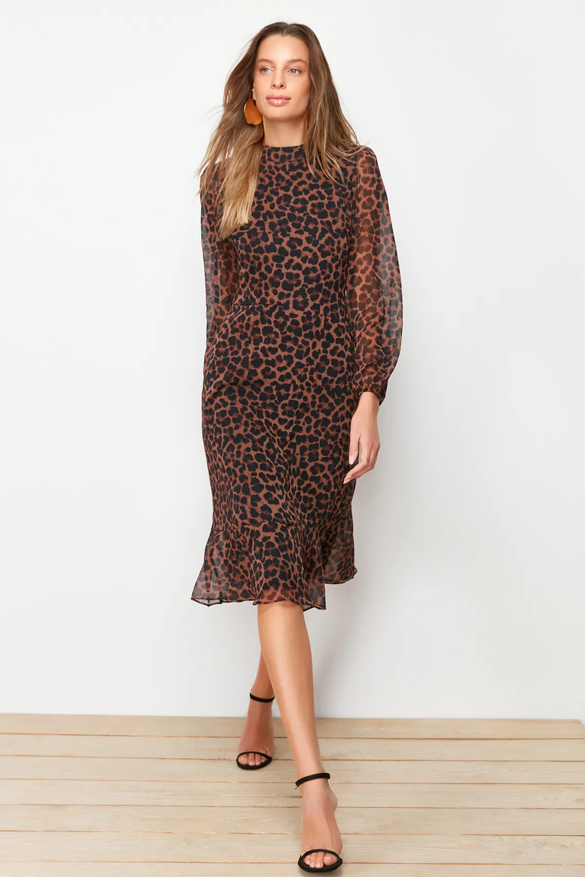 Trendyol Collection  Kamelfarbenes Chiffon-Webkleid mit hohem Kragen und Volantrock TWOAW20EL1313