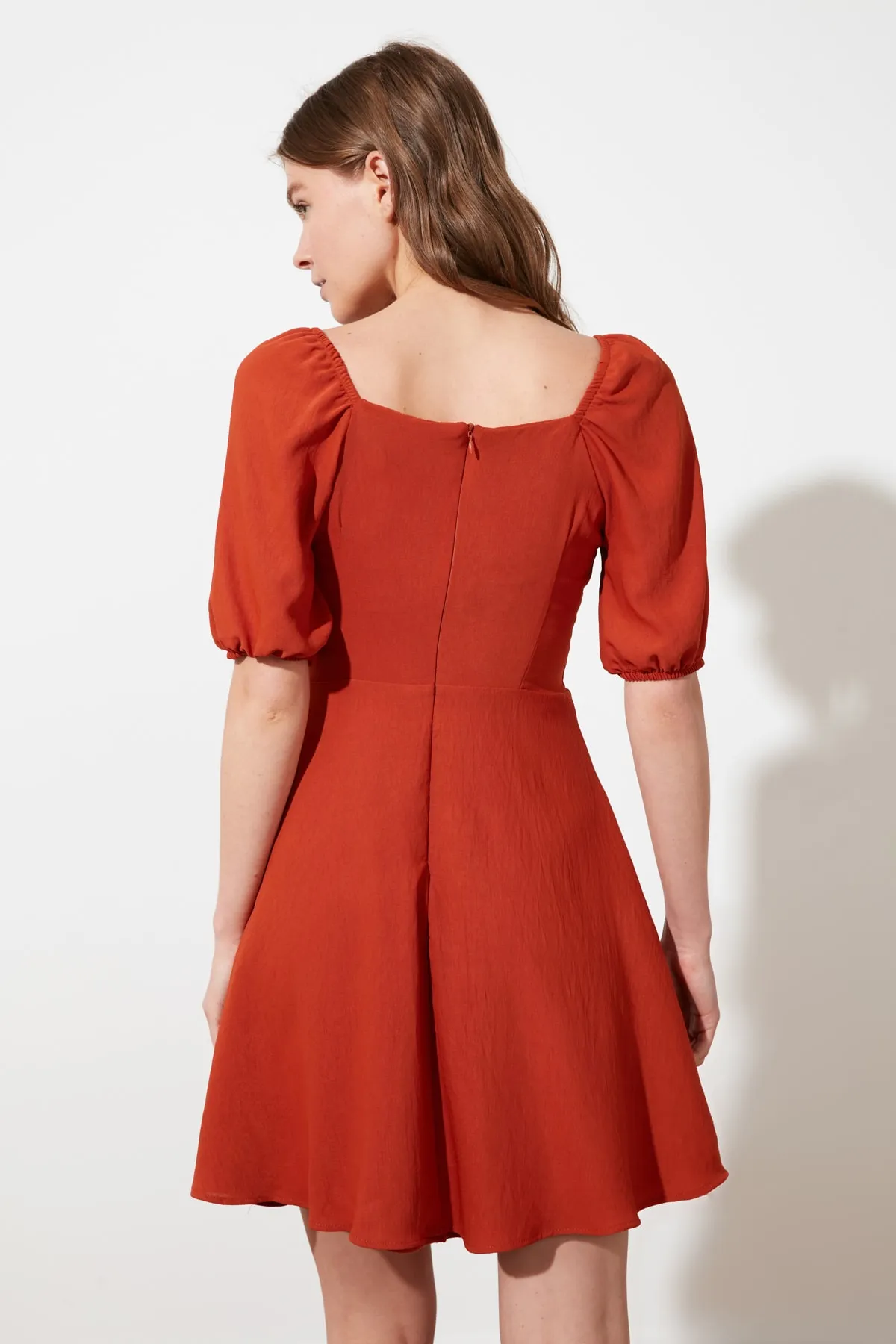 Trendyol Collection  Gefliestes A-Linien-Minikleid mit Ballonärmeln aus Webstoff TWOSS20EL2314