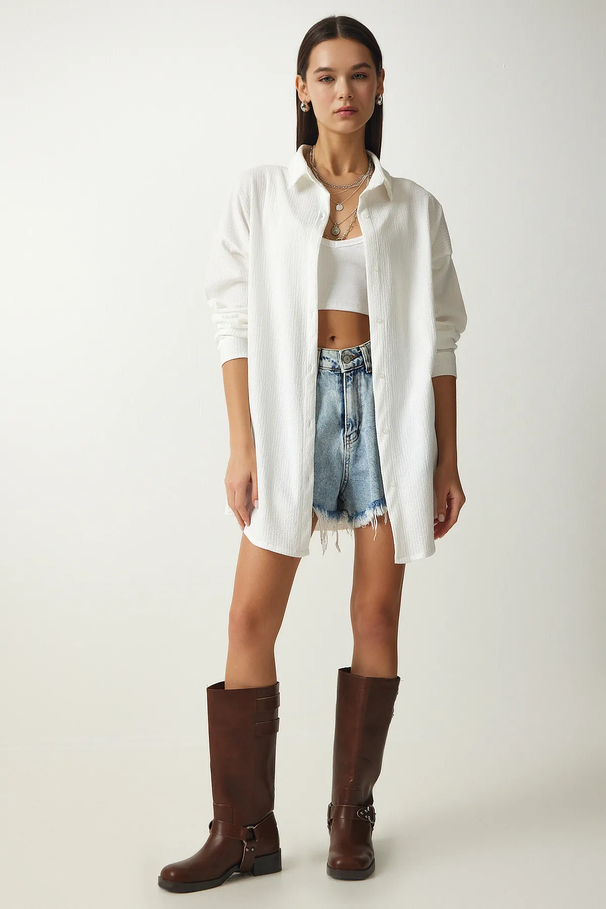 Happiness İstanbul  Weißes Crinkle-Oversize-Hemd für Damen OW00015