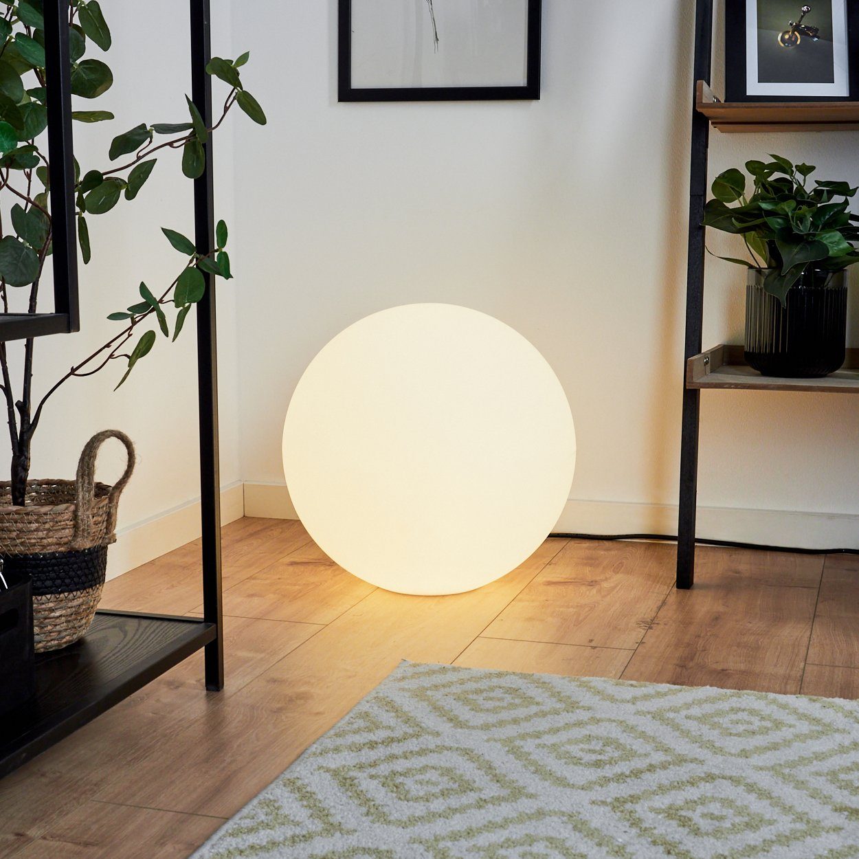 hofstein Stehlampe Turrida Kugelleuchte aus Metall/Kunststoff in Nickel-matt/Weiß, 6500 Kelvin, RGB Farbwechsler, dimmbar/ änderbar mit Fernbedienung, LED, 1055 Lumen