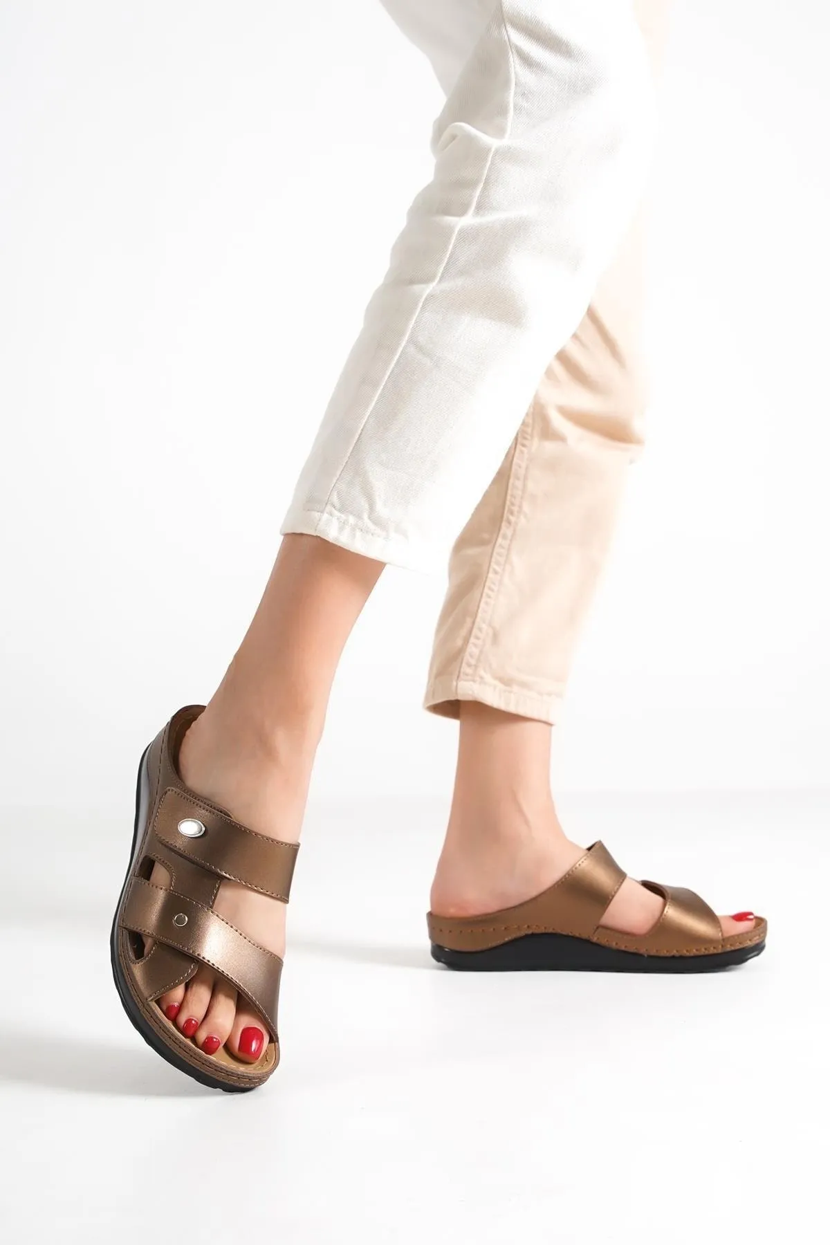 Capone Outfitters  Anatomisch weiche, bequeme Mutterhausschuhe mit Keilabsatz