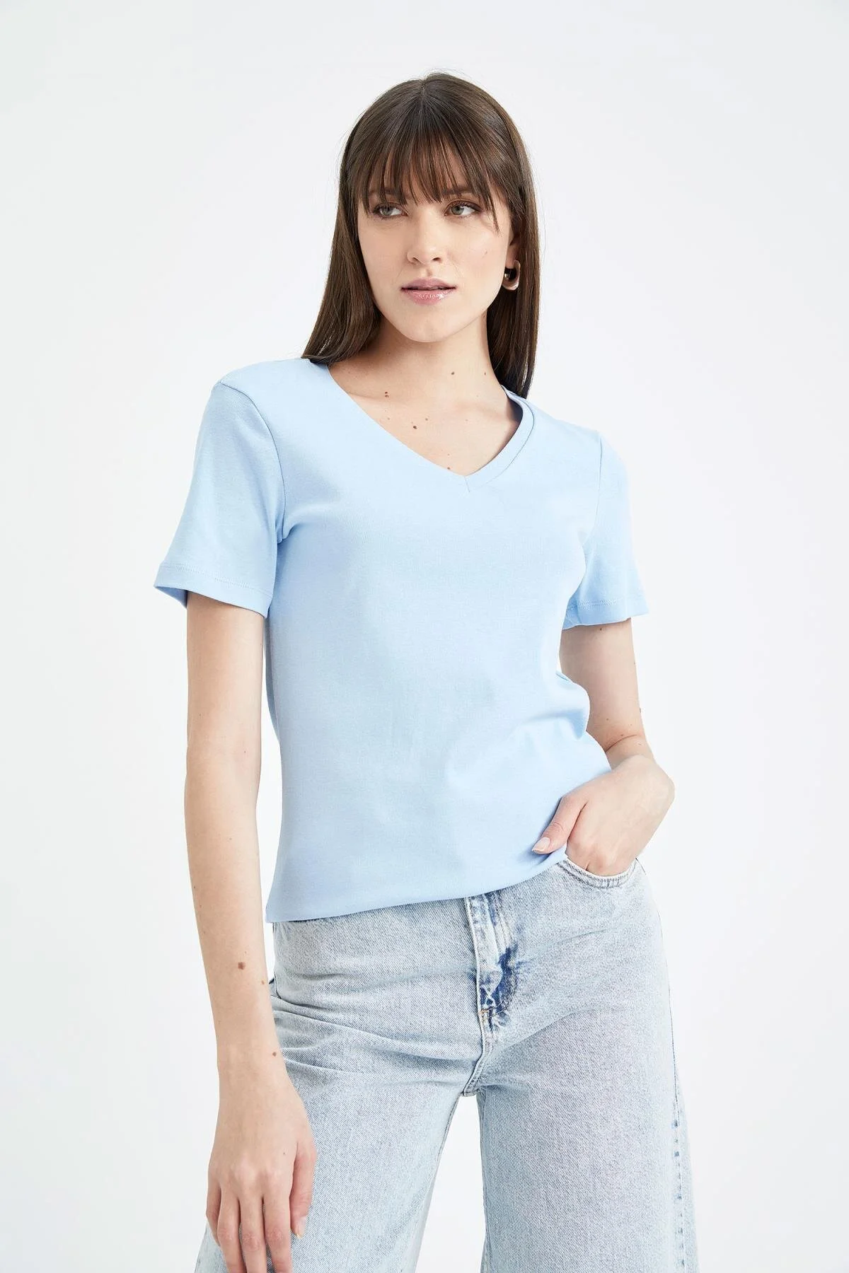 DeFacto  Slim Fit T-Shirt mit V-Ausschnitt und kurzen Ärmeln, 100 % Baumwolle, I1080az23sm