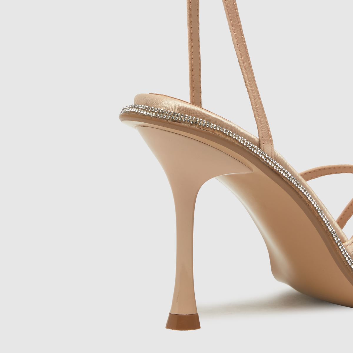 Schuh – Naturfärgade höga klackar med satinutsmyckning