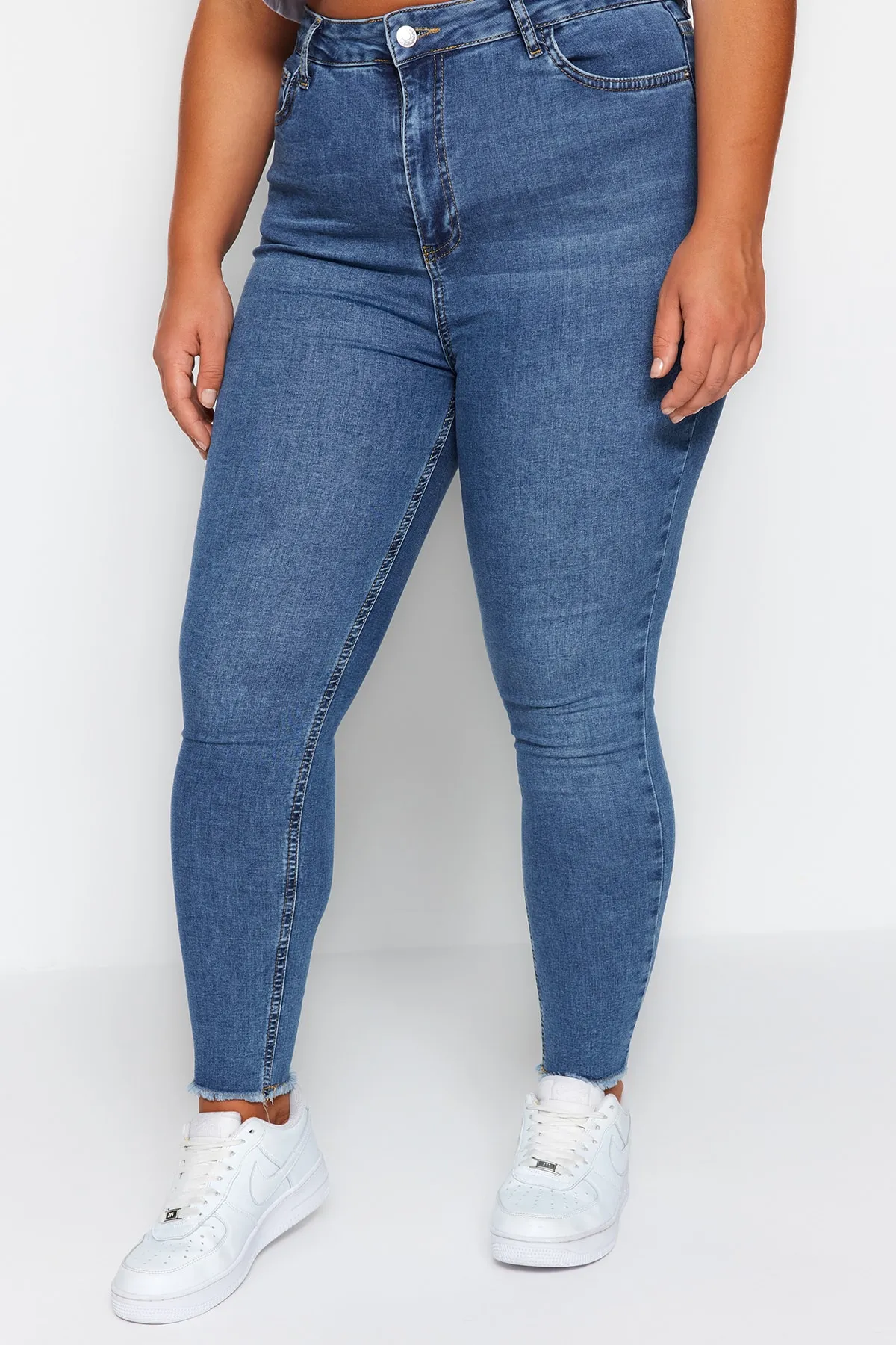 Trendyol Curve  Blaue Stretch-Röhrenjeans mit hoher Taille und Taschendetail TBBSS23CJ00018