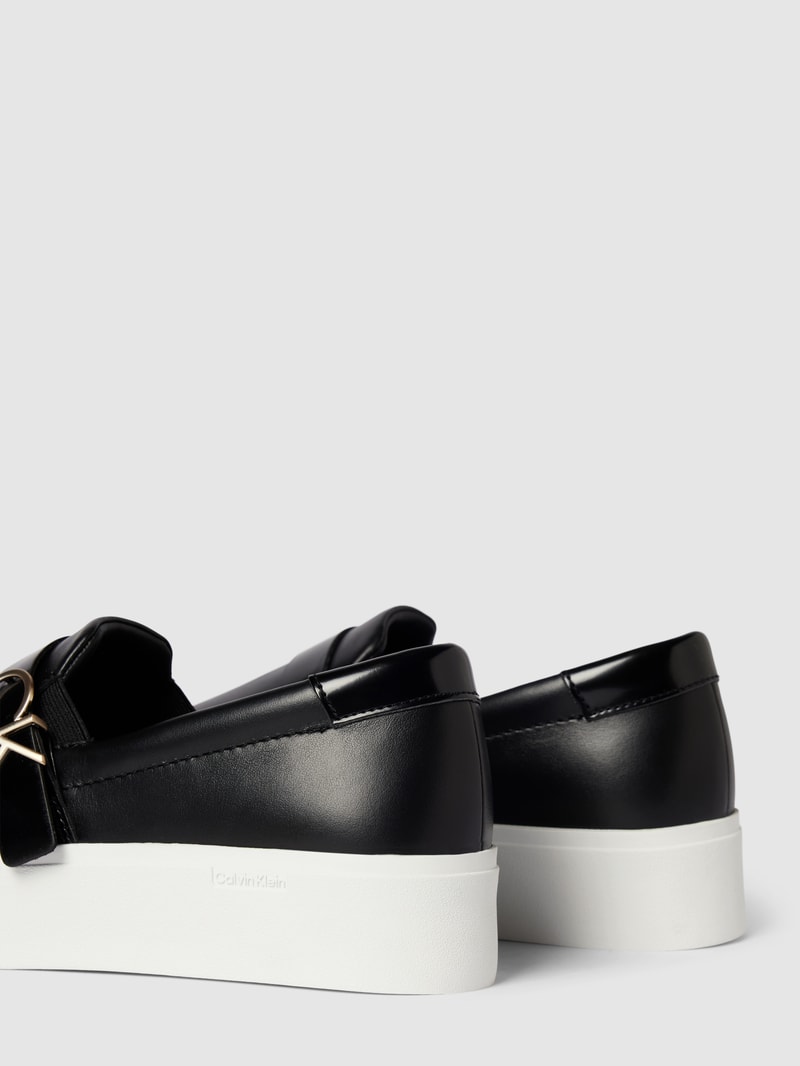 Slip-on-Sneaker aus Leder in schwarz