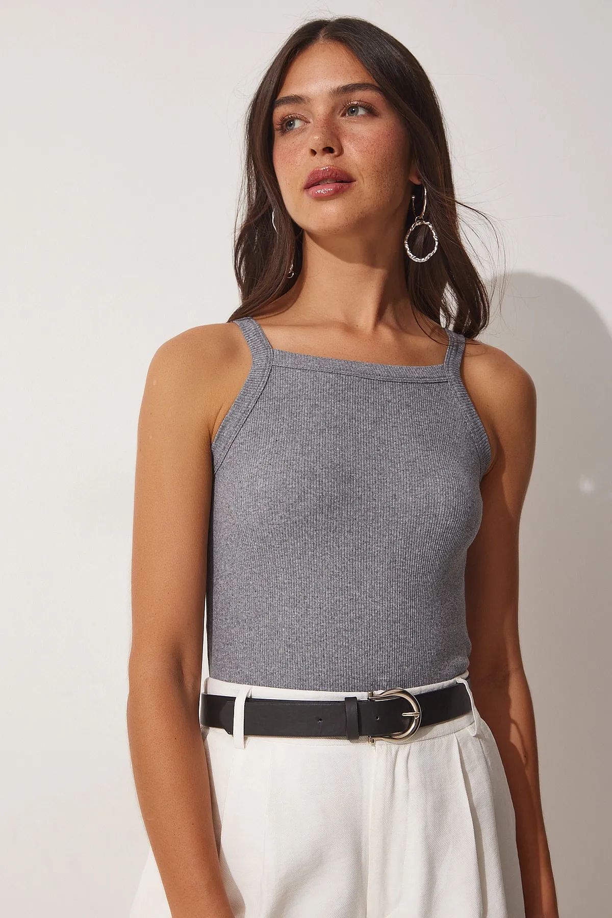 Happiness İstanbul  Graues geripptes Crop-Top mit Neckholder-Kragen für Damen ZV00106