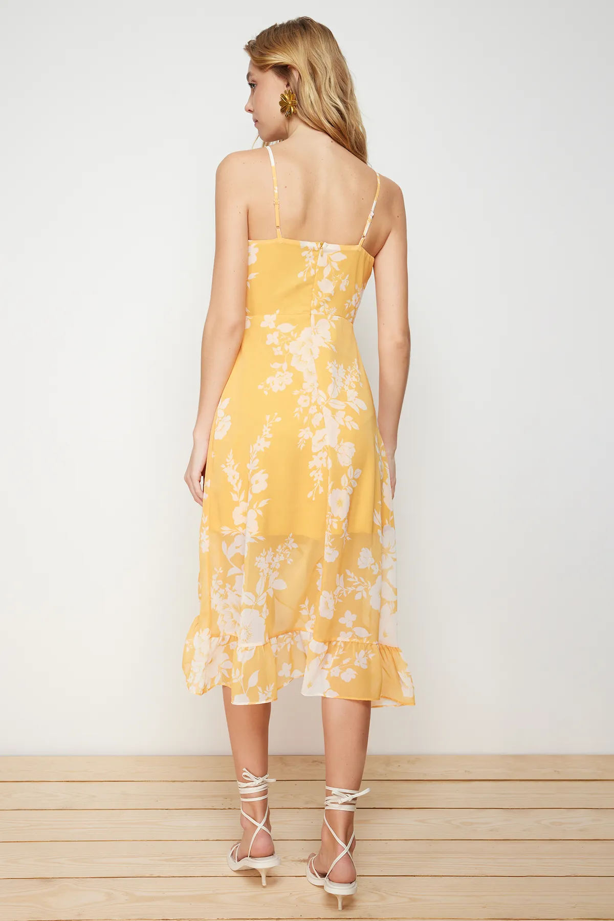 Trendyol Collection  Gelbes, zweireihiges, mit Rüschen versehenes, detailliertes Träger-Midi-Kleid mit Chiffon-Futter und Webstoff TWOSS19EL0375