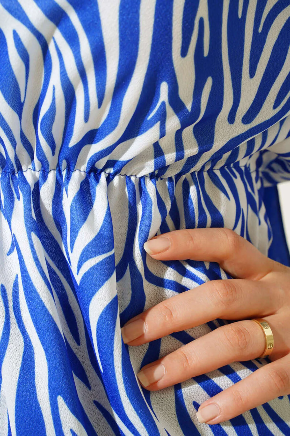 VOLT CLOTHİNG  Damen-Kostüm mit Faltenrock und Zebramuster in der Taille