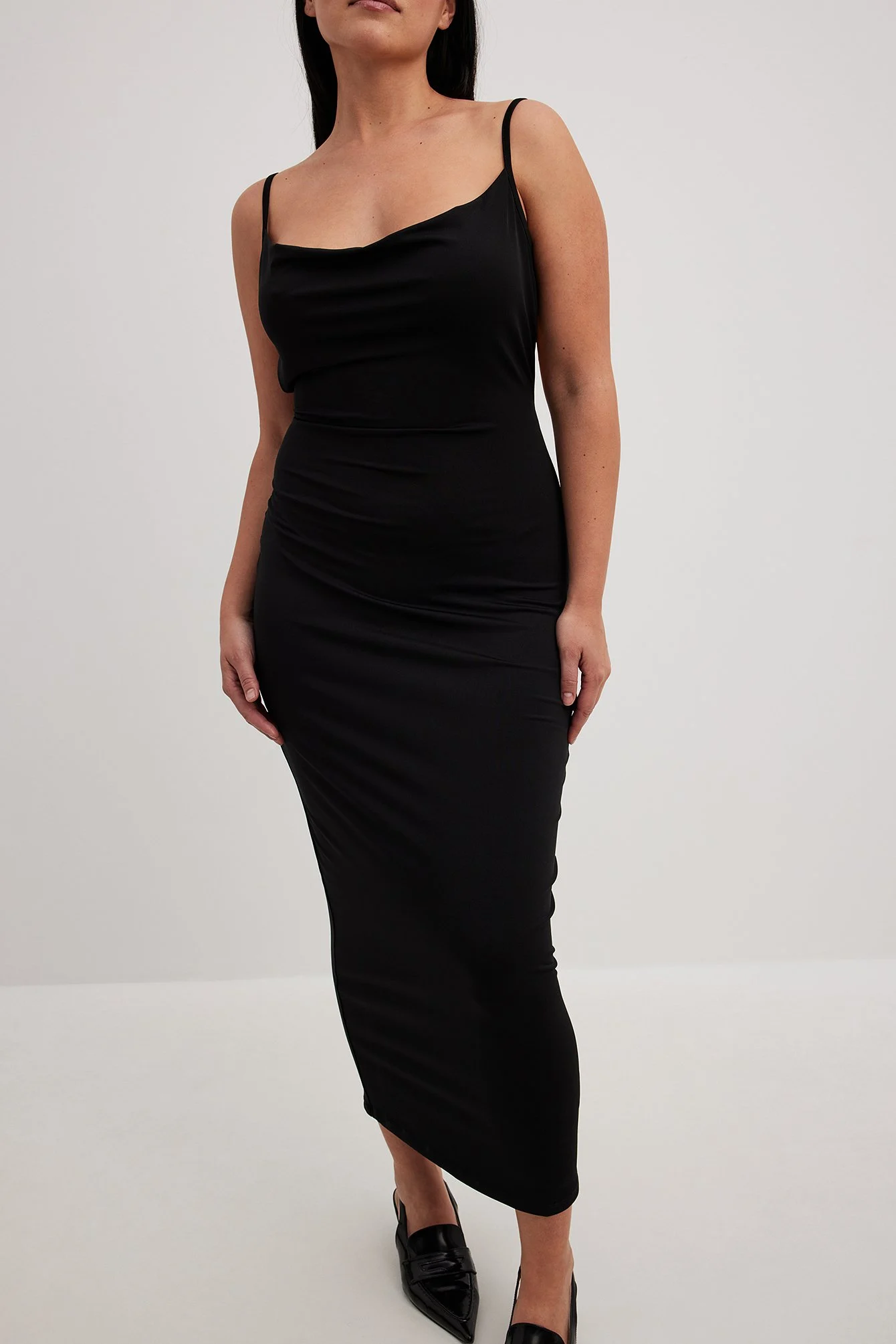 Maxikleid mit Wasserfallausschnitt