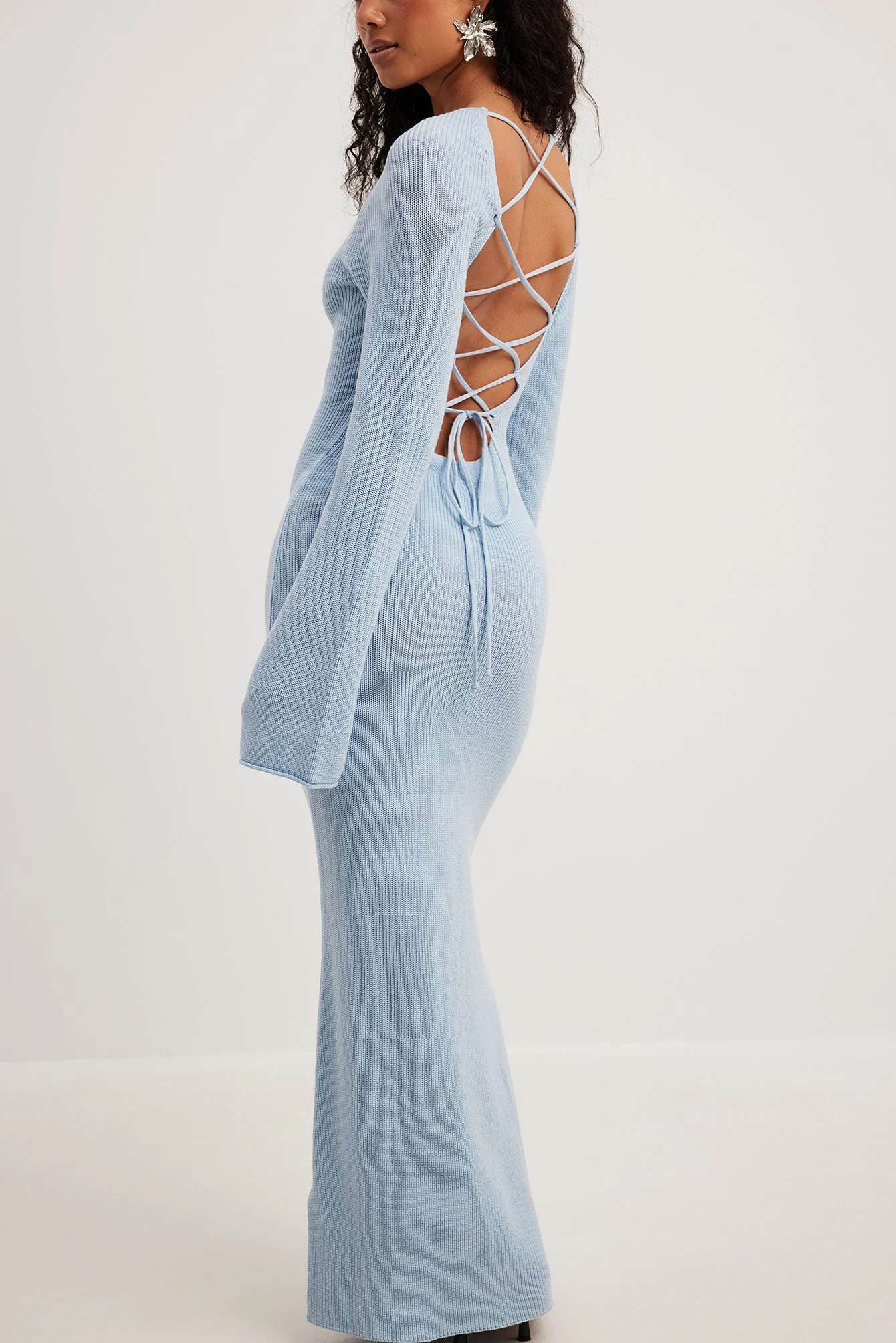Kleid mit offenem gekreuztem Rücken