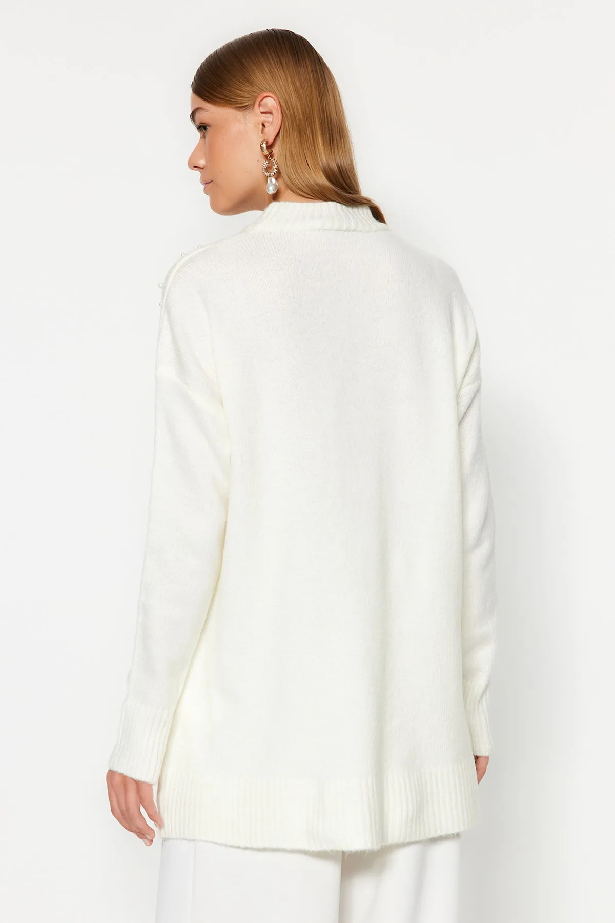 Trendyol Modest  Strickpullover mit Perlendetails in Ecru TCTAW24AK00131